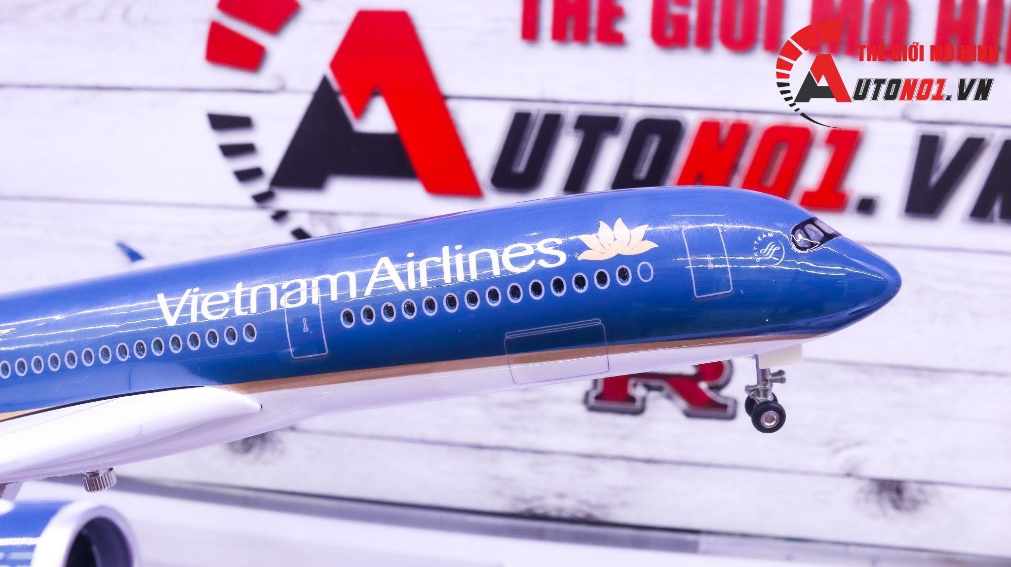  Mô hình máy bay Vietnam Airlines VN-A886 Airbus A350-900 47cm 1:140 có đèn led tự động theo tiếng vỗ tay hoặc chạm MB47010 