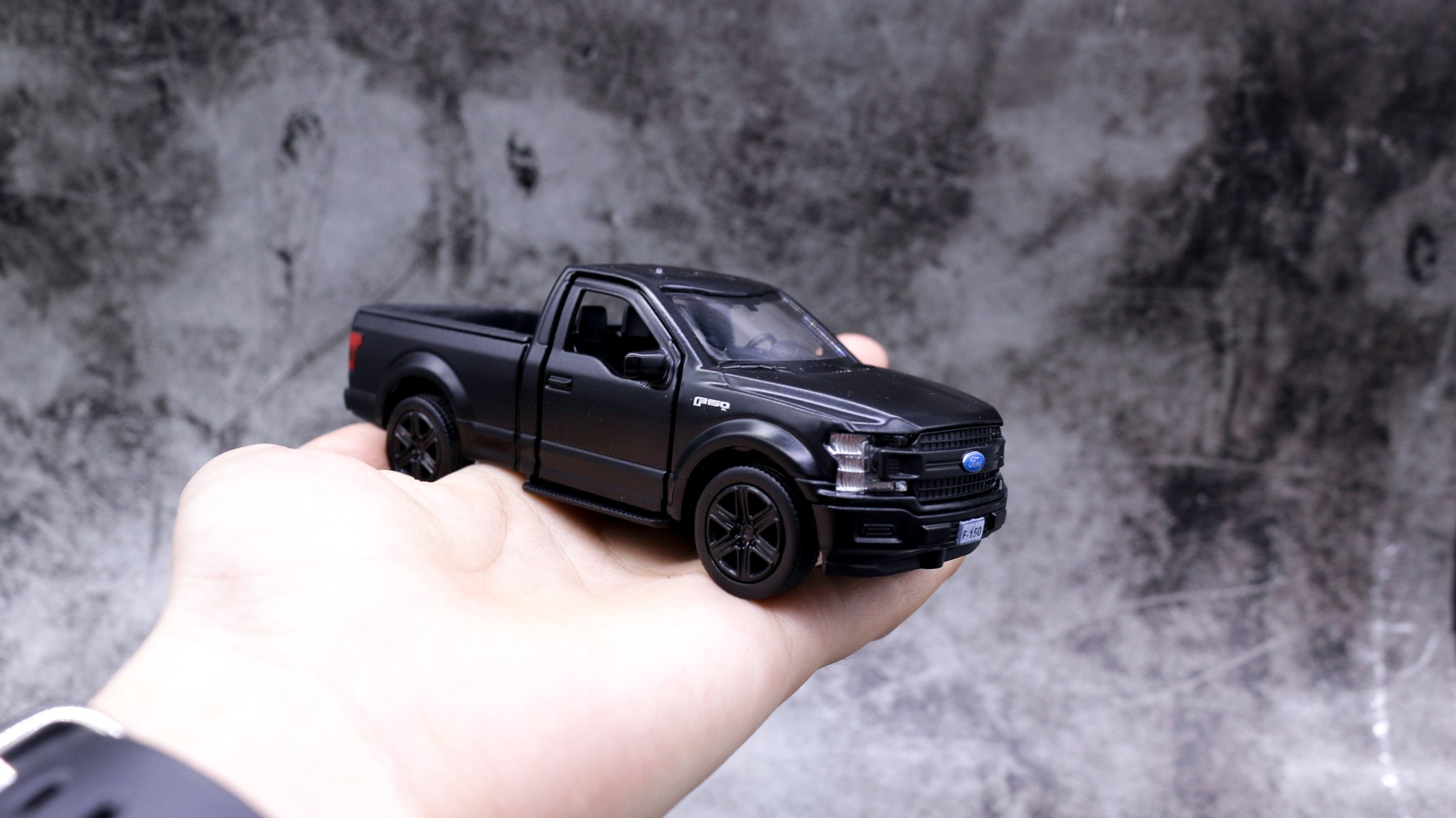  Mô hình xe Ford F-150 Black 1:36 Scale Model 7590 