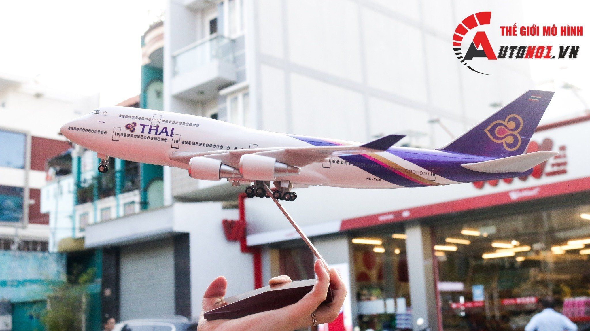  Mô hình máy bay Thái Lan Thai Airways Boeing B747 47cm 1:150 có đèn led tự động theo tiếng vỗ tay hoặc chạm MB47022 