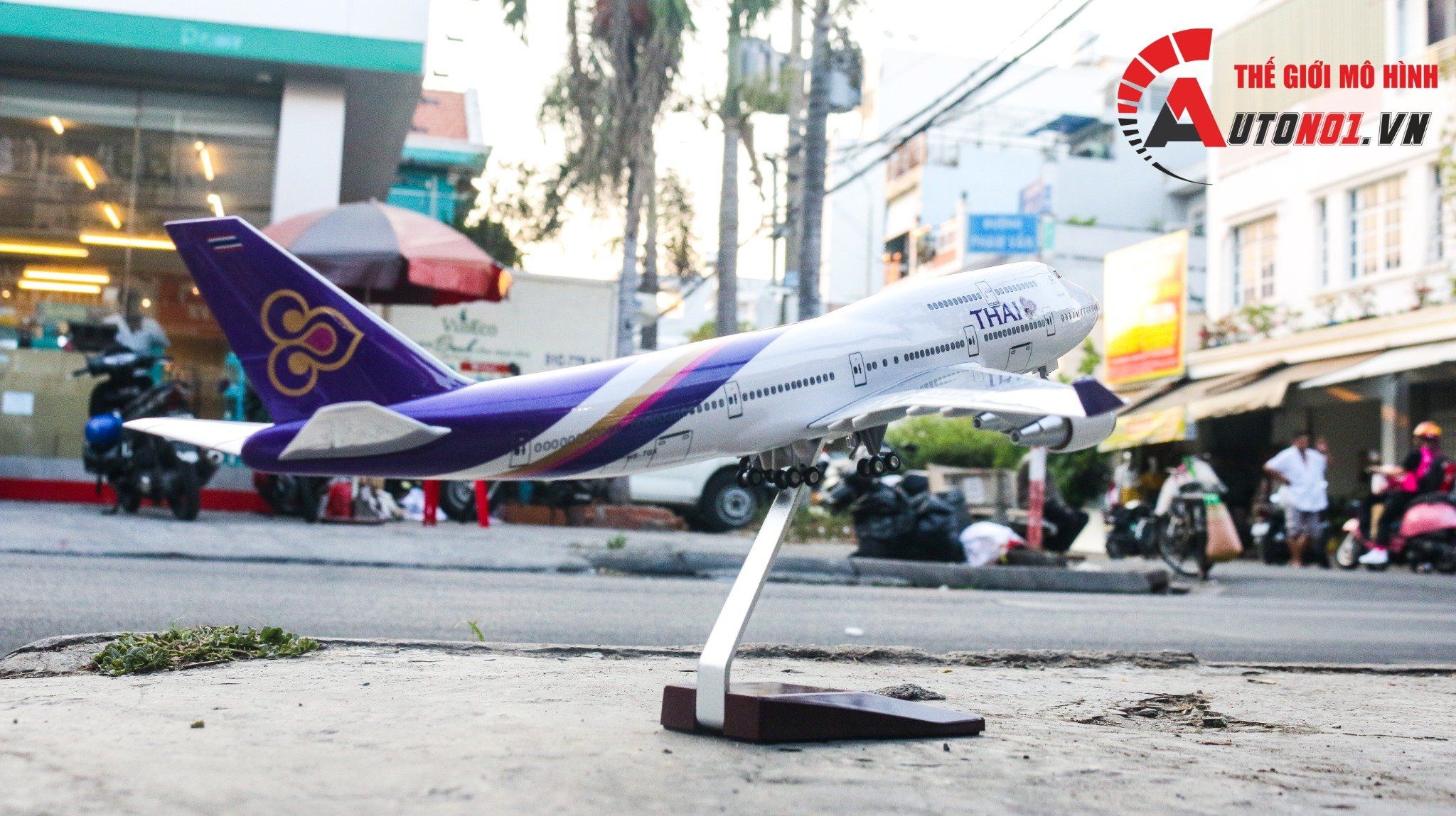  Mô hình máy bay Thái Lan Thai Airways Boeing B747 47cm 1:150 có đèn led tự động theo tiếng vỗ tay hoặc chạm MB47022 