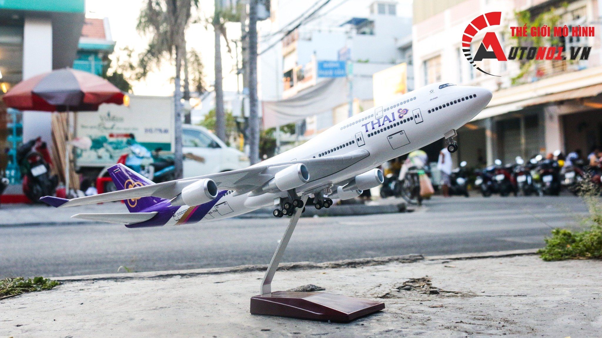  Mô hình máy bay Thái Lan Thai Airways Boeing B747 47cm 1:150 có đèn led tự động theo tiếng vỗ tay hoặc chạm MB47022 