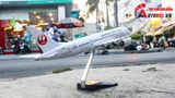  Mô hình máy bay Japan Airlines Boeing B787 47cm 1:130 có đèn led tự động theo tiếng vỗ tay hoặc chạm Everfly MB47023 