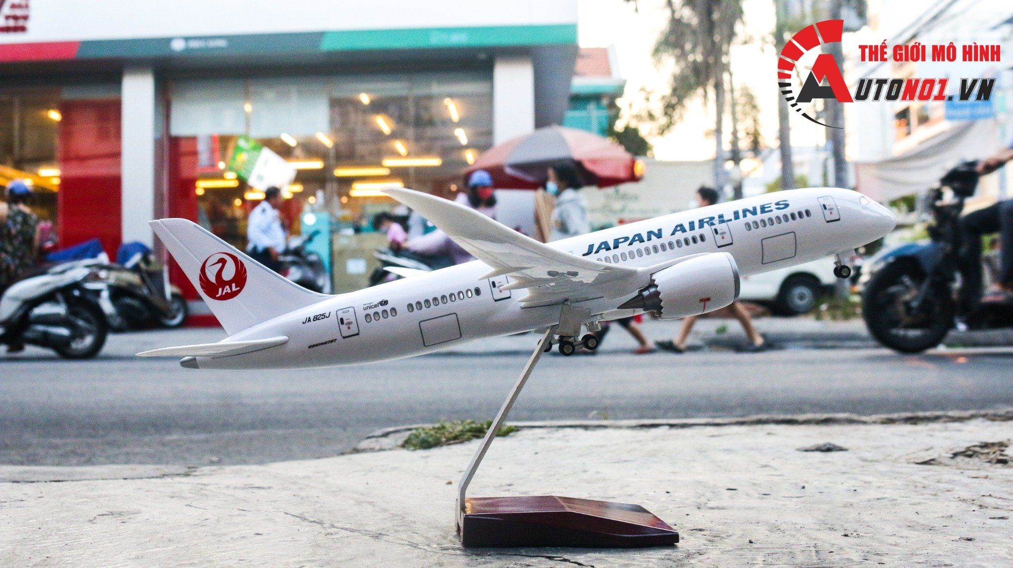  Mô hình máy bay Japan Airlines Boeing B787 47cm 1:130 có đèn led tự động theo tiếng vỗ tay hoặc chạm Everfly MB47023 