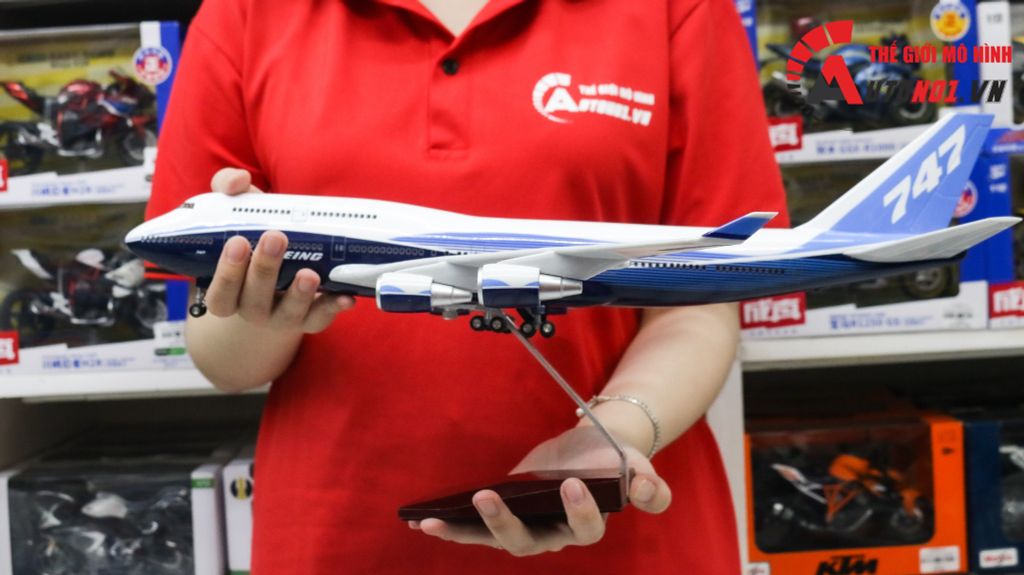 Mô hình máy bay Usa Intercontinental Livery Boeing B747-8 47cm 1:150 có đèn led tự động theo tiếng vỗ tay hoặc chạm MB47021