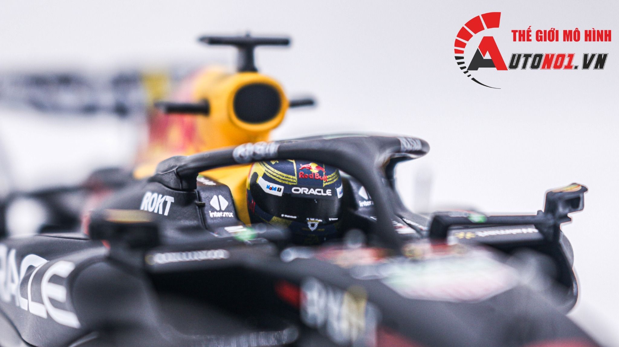  Mô hình xe đua F1 Redbull GP 2023 RB19 hộp mica có figure tỉ lệ 1:24 Bburago OT348 