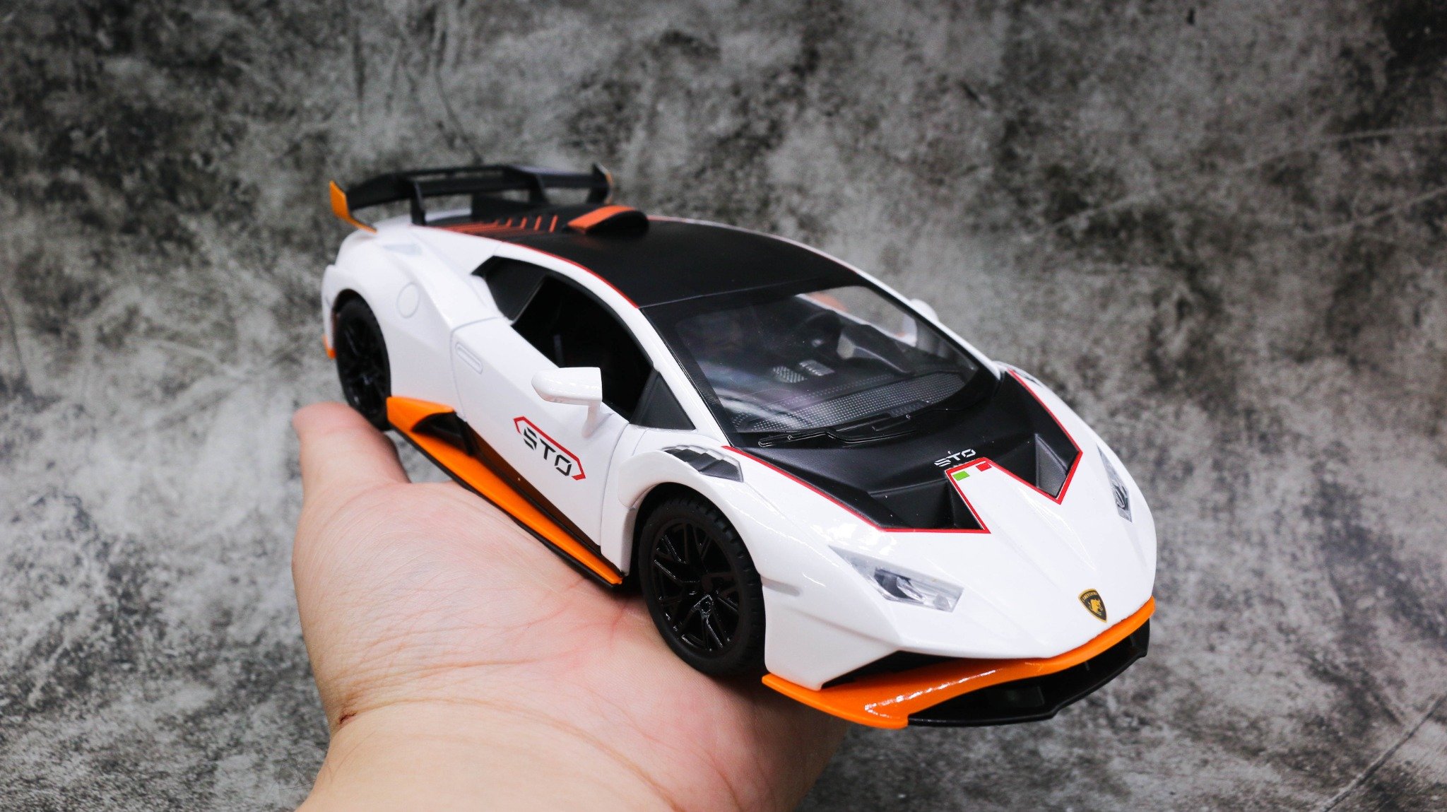  Mô hình xe Lamborghini Huracan Sto full open 1:24 Jin Lifang OT414 