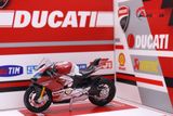  COMBO MÔ HÌNH XE DUCATI V4S CORSE & SHOWROOM TRƯNG BÀY MÔ TÔ 1:18 CB008 