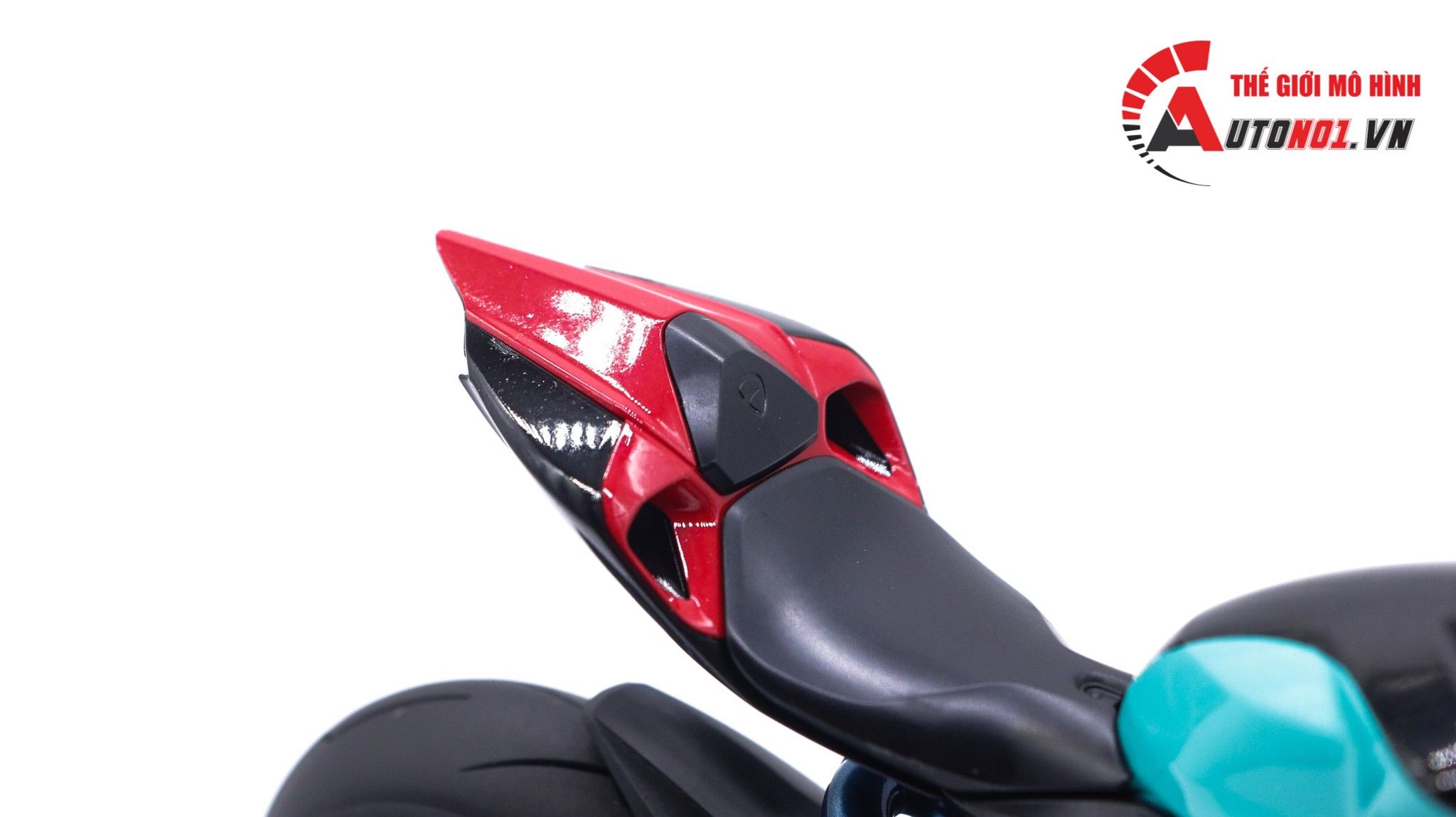  Mô hình xe Ducati 1199 Panigale S Petronas 1:12 Tamiya D083 