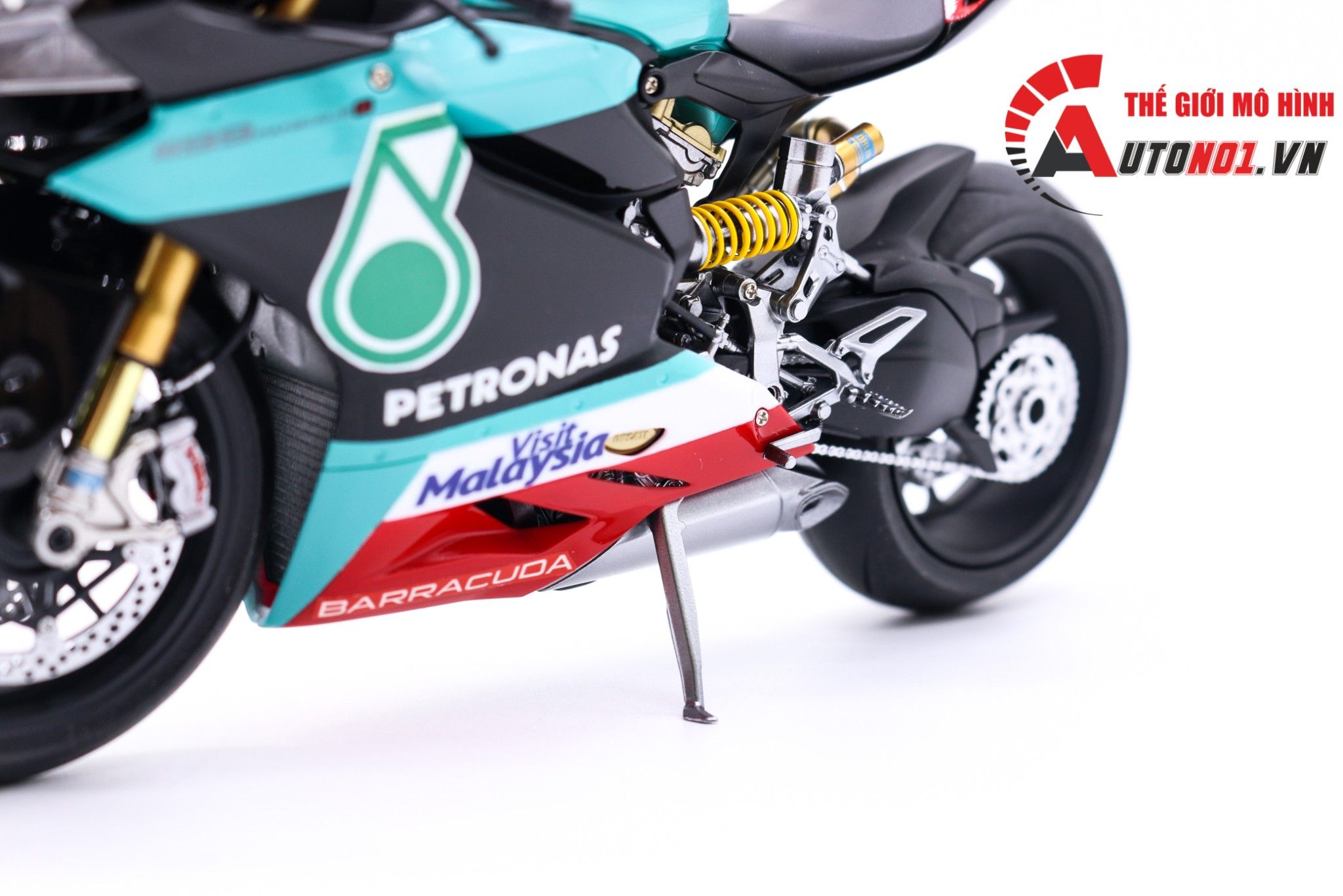  Mô hình xe Ducati 1199 Panigale S Petronas 1:12 Tamiya D083 