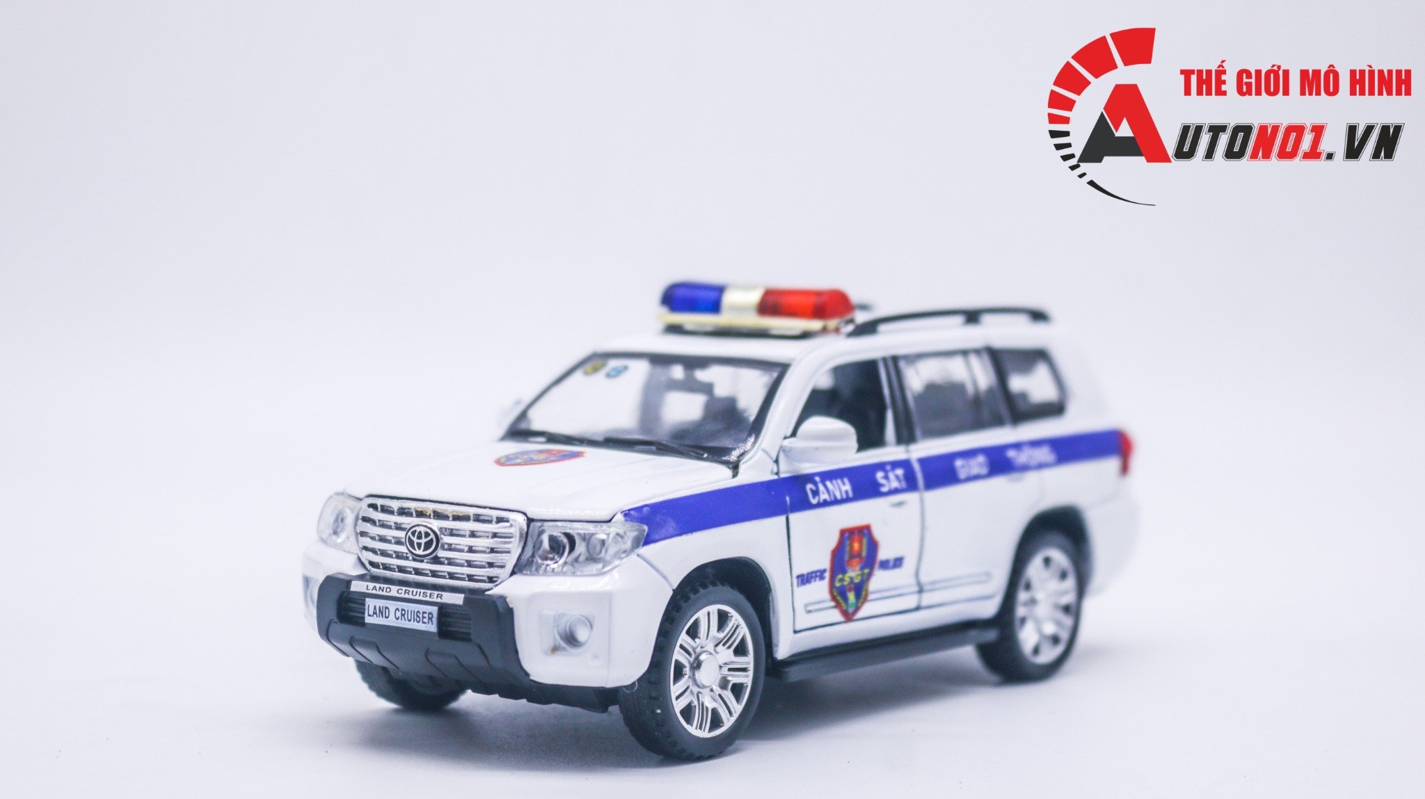  Mô hình xe ô tô độ CSGT Toyota Land Cruiser có đèn có âm thanh tỉ lệ 1:32 OT498 