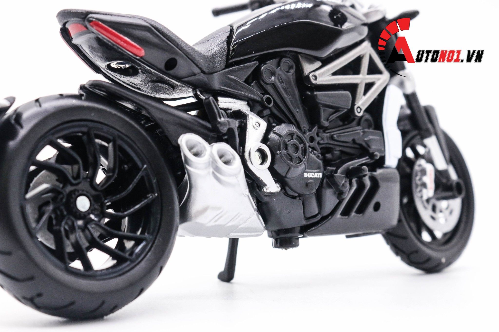  Mô hình xe Ducati XDiavel s 1:18 Bburago 5887 