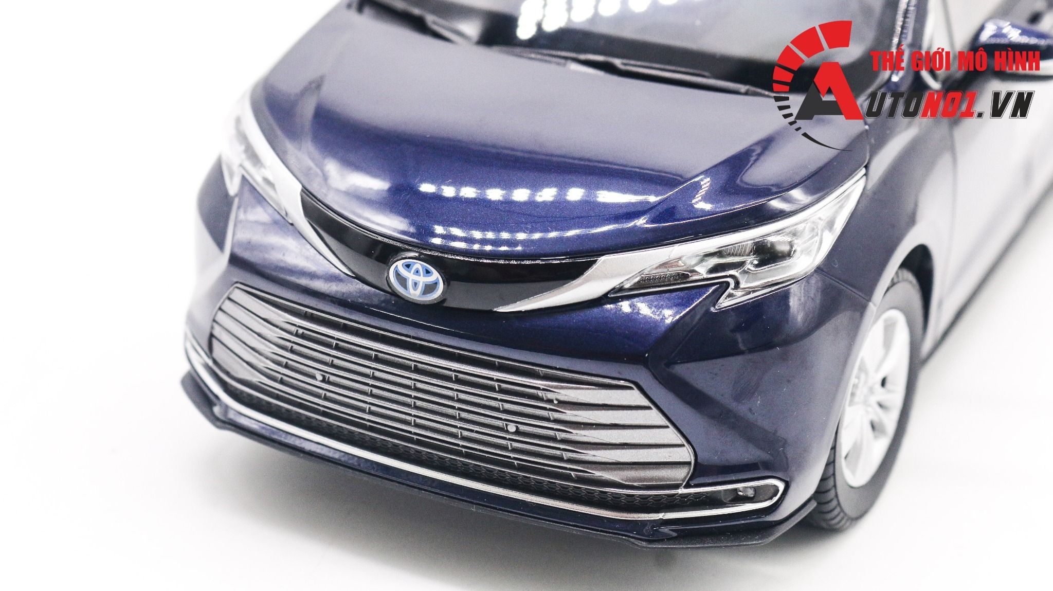  Mô hình xe Toyota Sienna MPV 1:18 Dealer 8075 