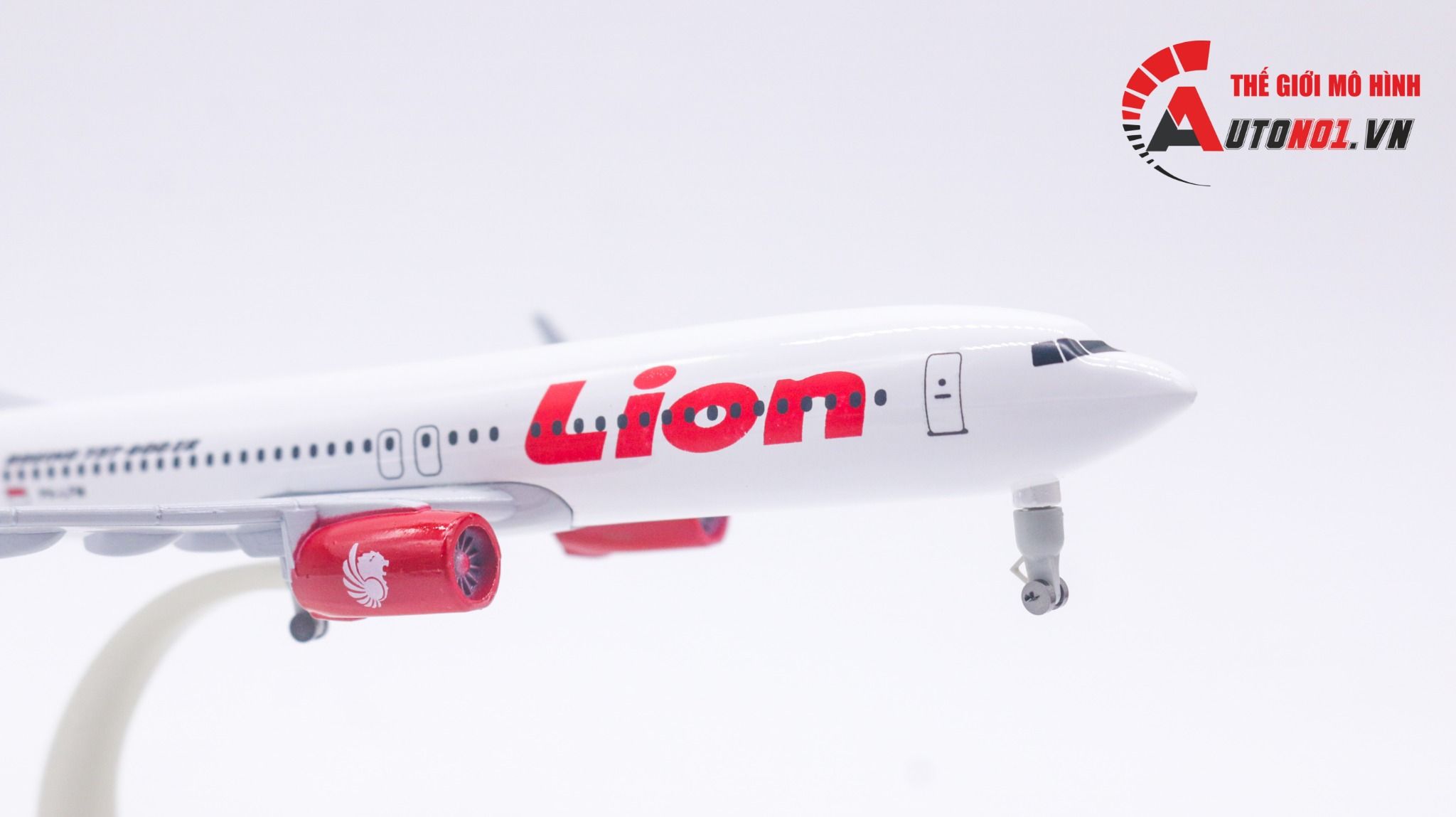  Mô hình máy bay Inodneisa Lion Air Flight Boeing B737-900ER có bánh xe 20cm MB20037 