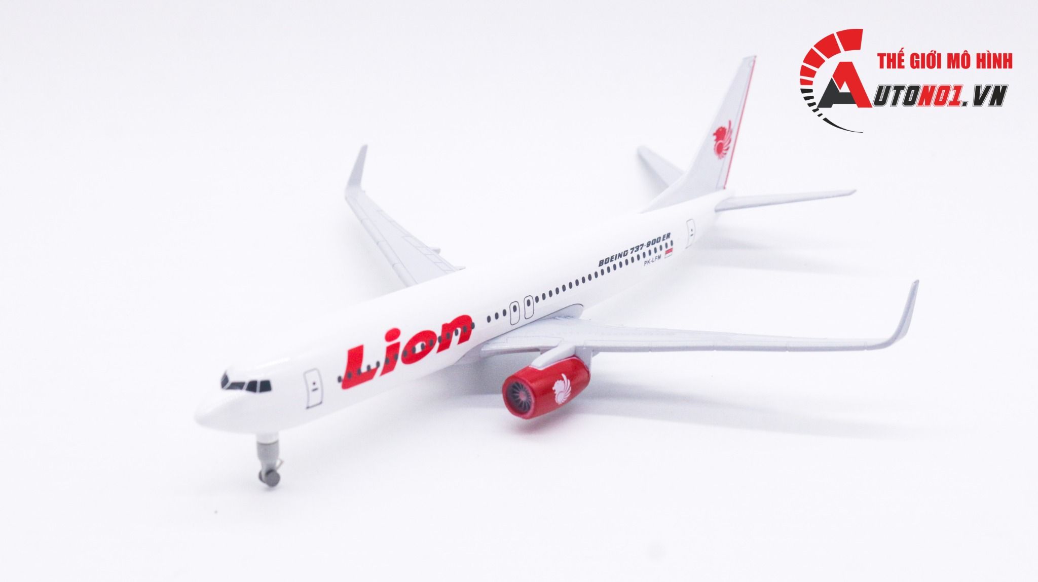  Mô hình máy bay Inodneisa Lion Air Flight Boeing B737-900ER có bánh xe 20cm MB20037 