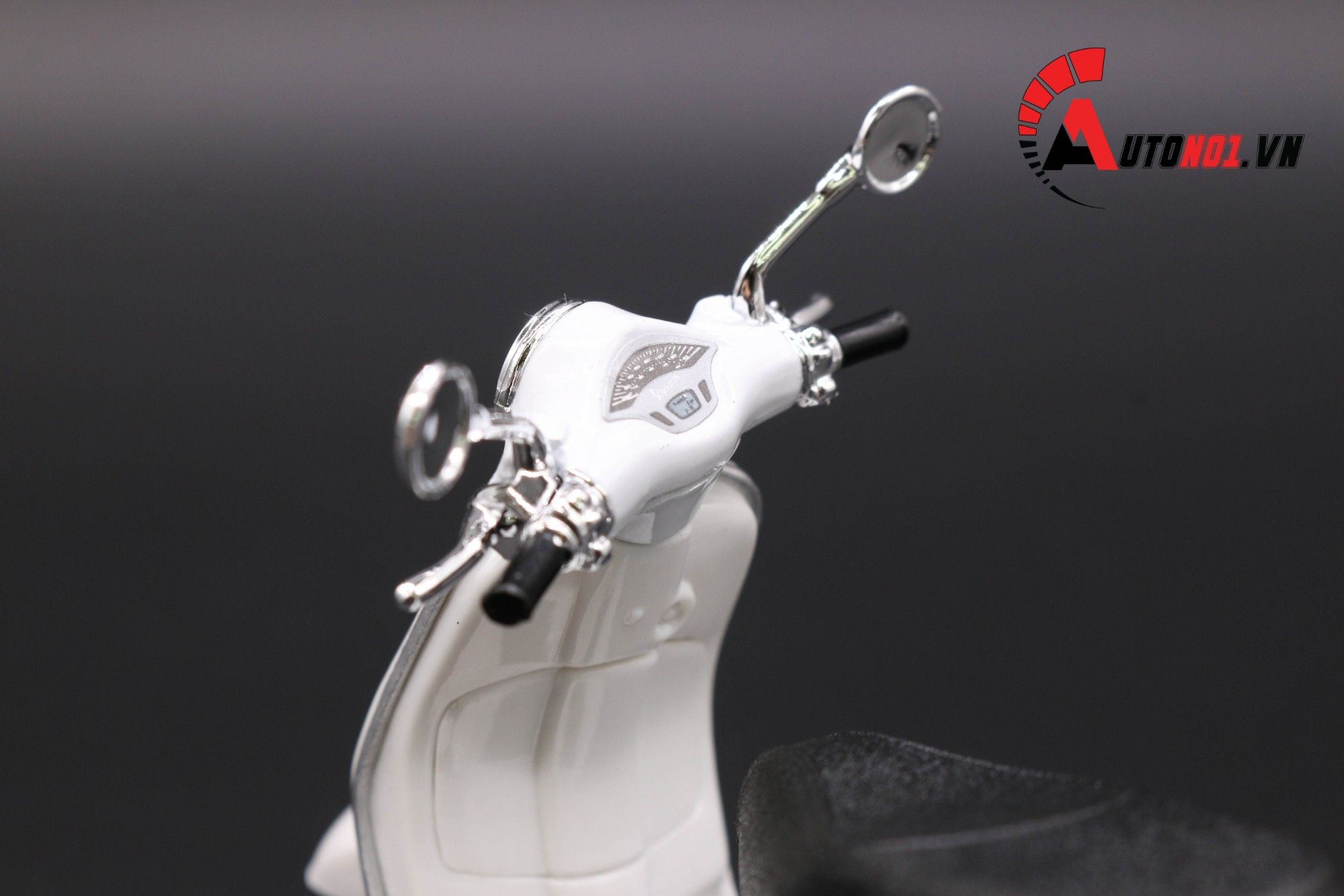  Mô hình xe Vespa primavera 150 white 1:18 Maisto 7070C 