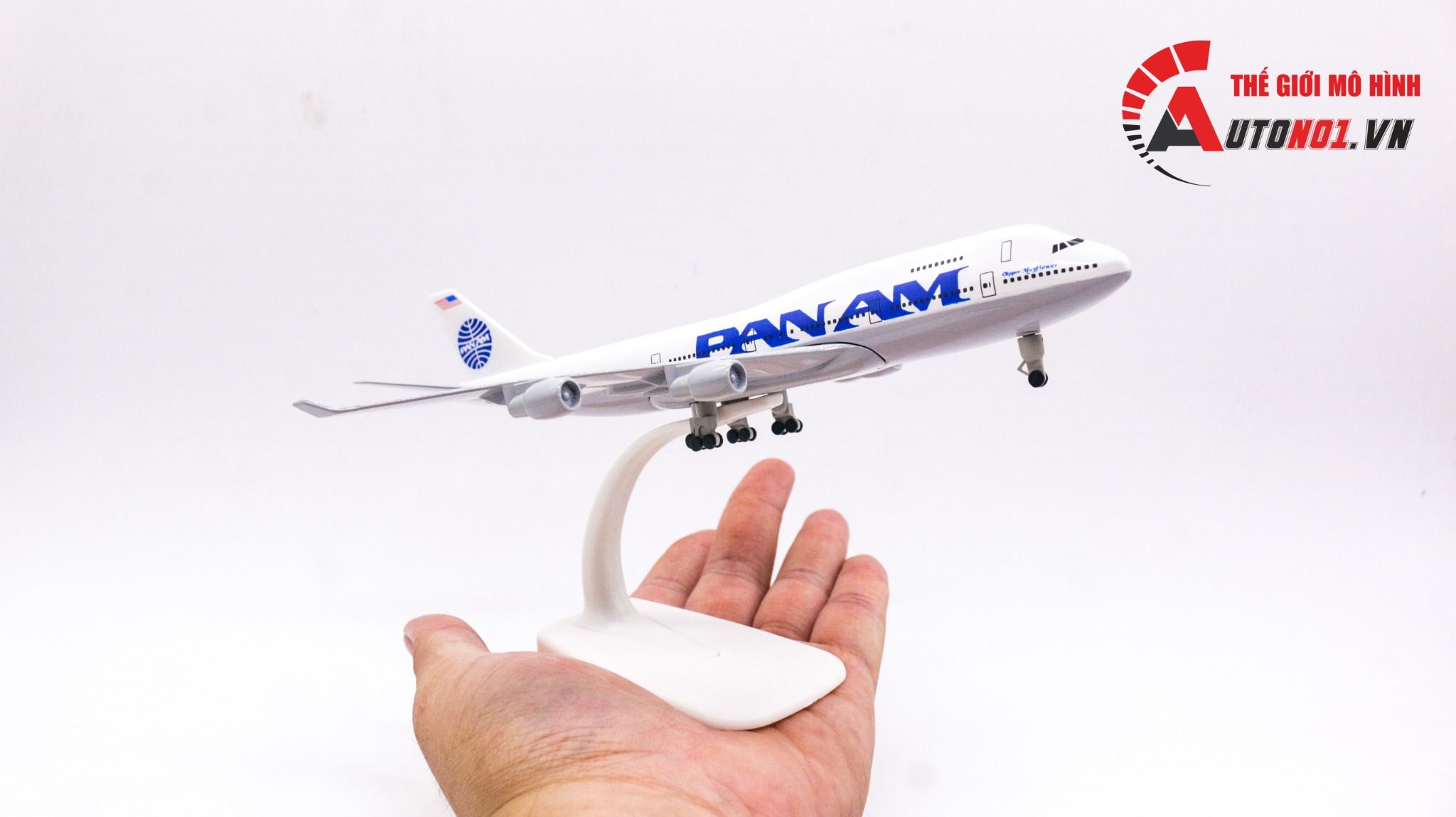  Mô hình máy bay USA Air Pan American World Boeing B747 có bánh xe 20cm MB20042 