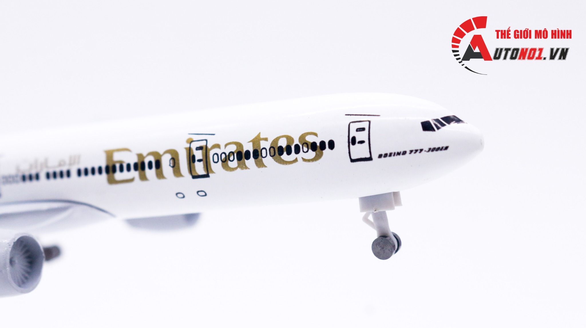  Mô hình máy bay Emirates Boeing B777 có bánh xe 20cm MB20046 