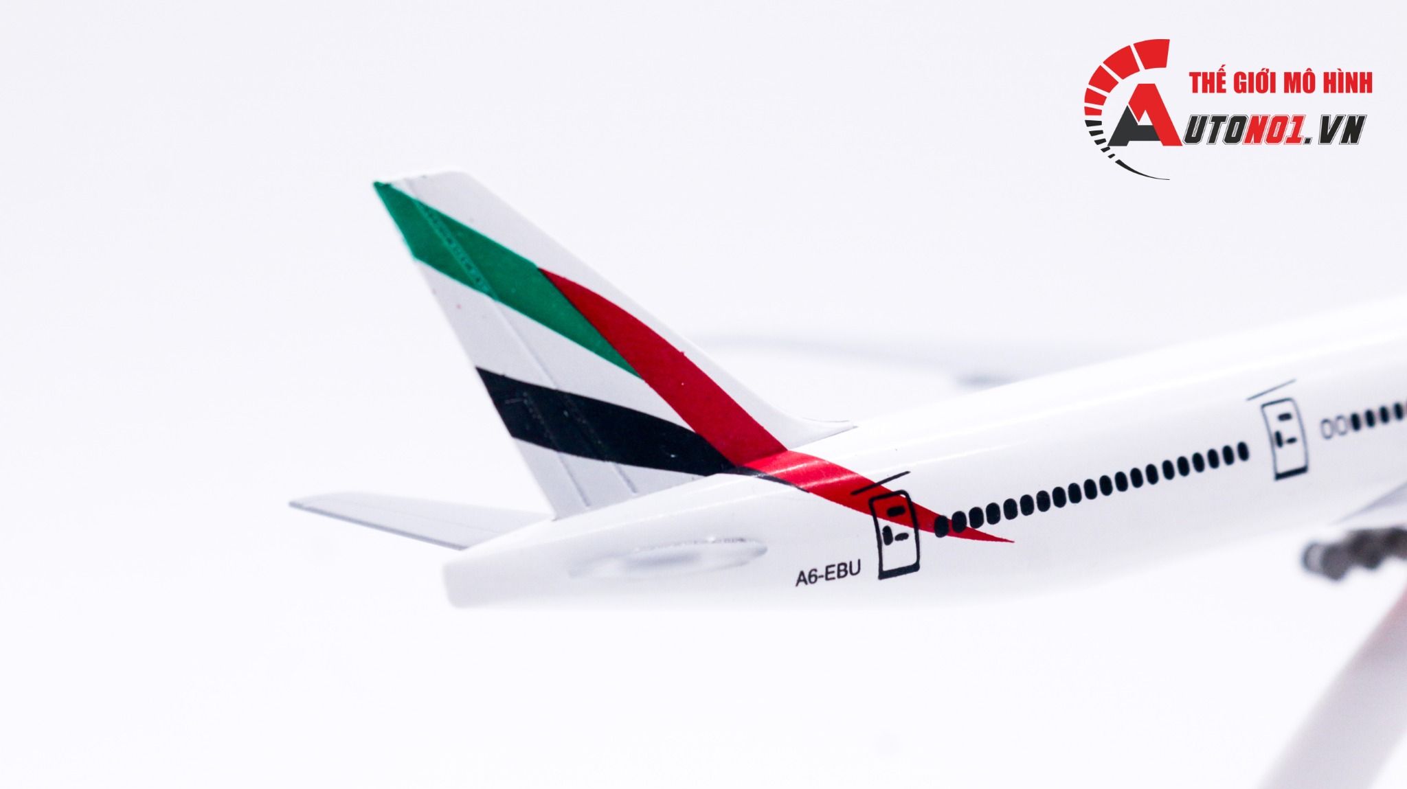  Mô hình máy bay Emirates Boeing B777 có bánh xe 20cm MB20046 