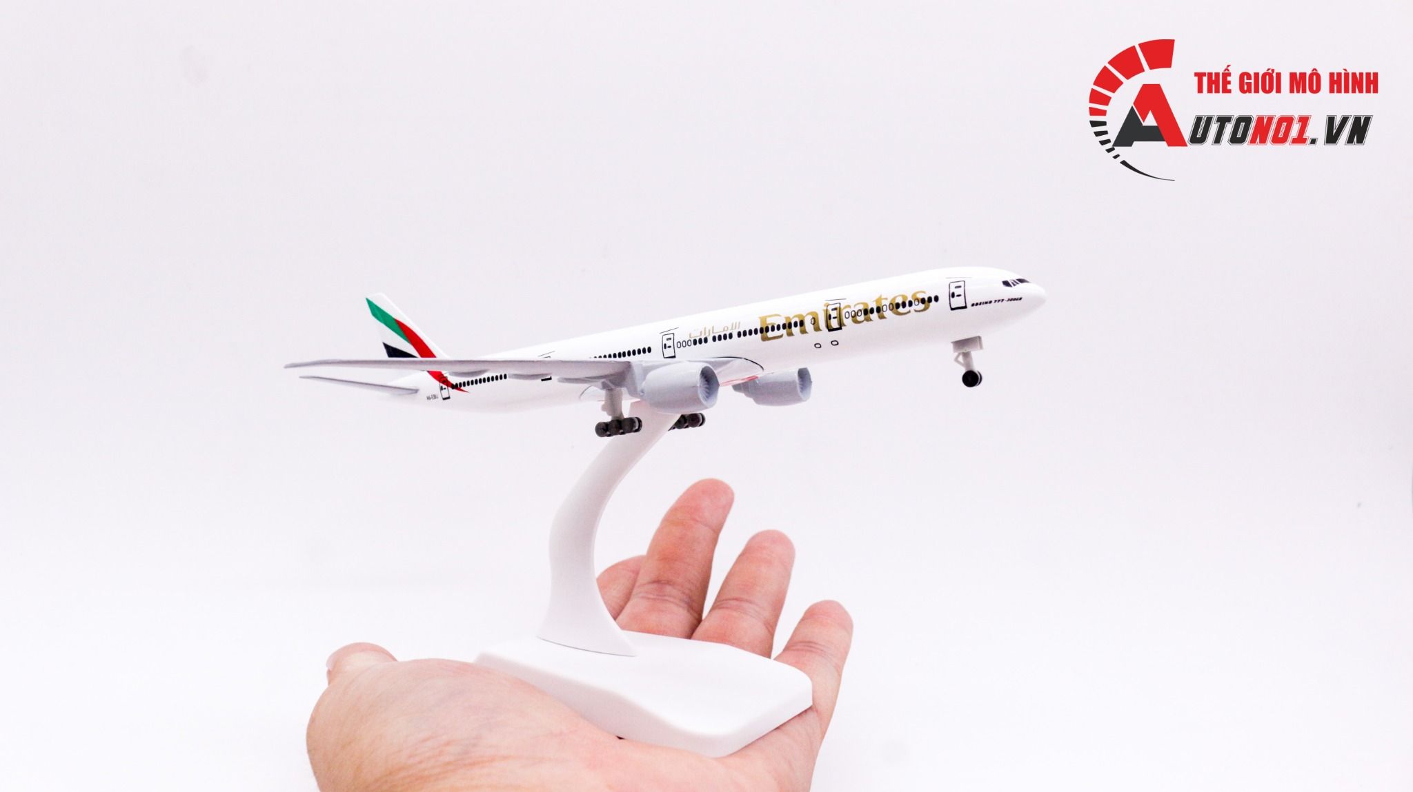  Mô hình máy bay Emirates Boeing B777 có bánh xe 20cm MB20046 