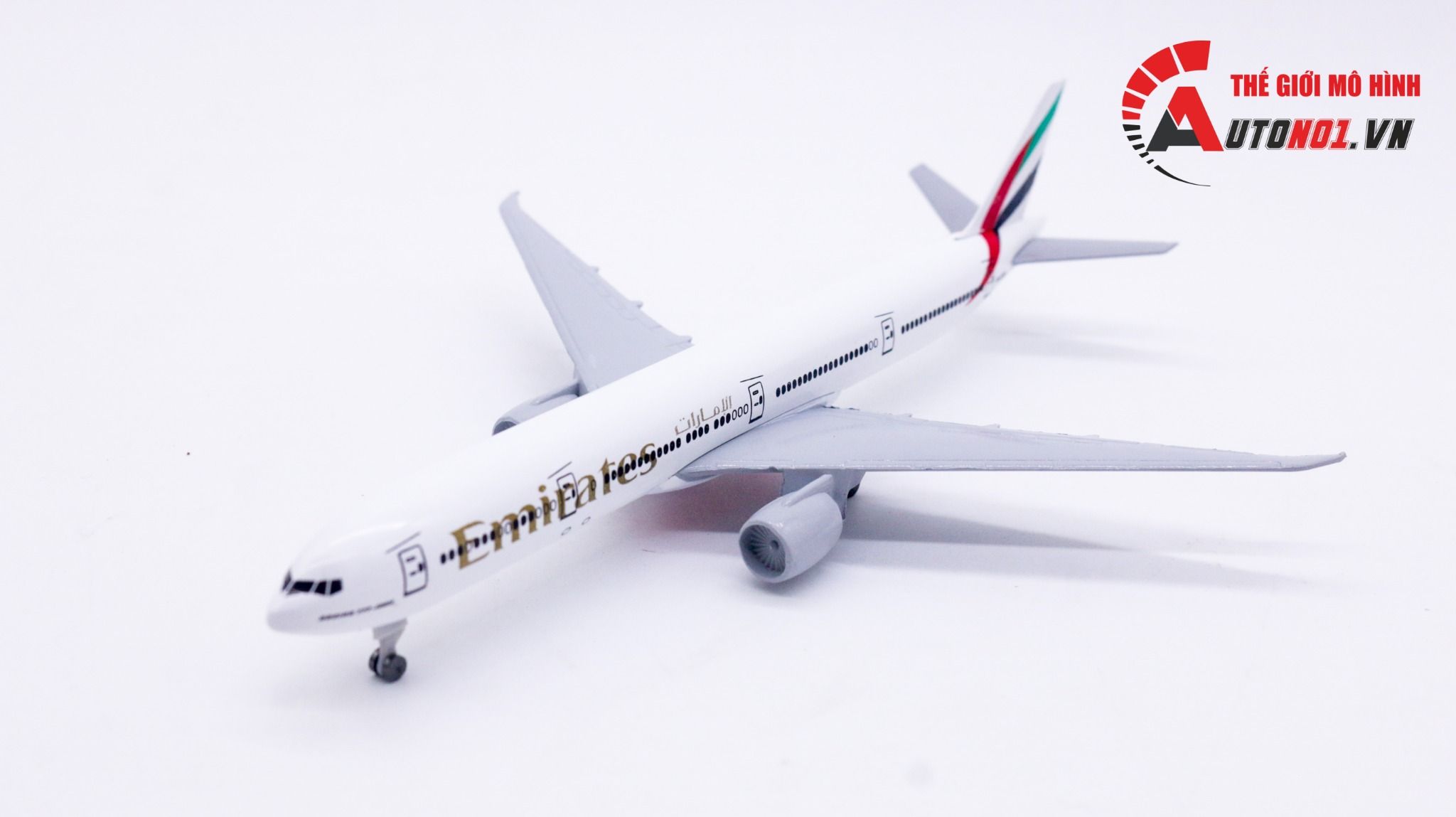  Mô hình máy bay Emirates Boeing B777 có bánh xe 20cm MB20046 