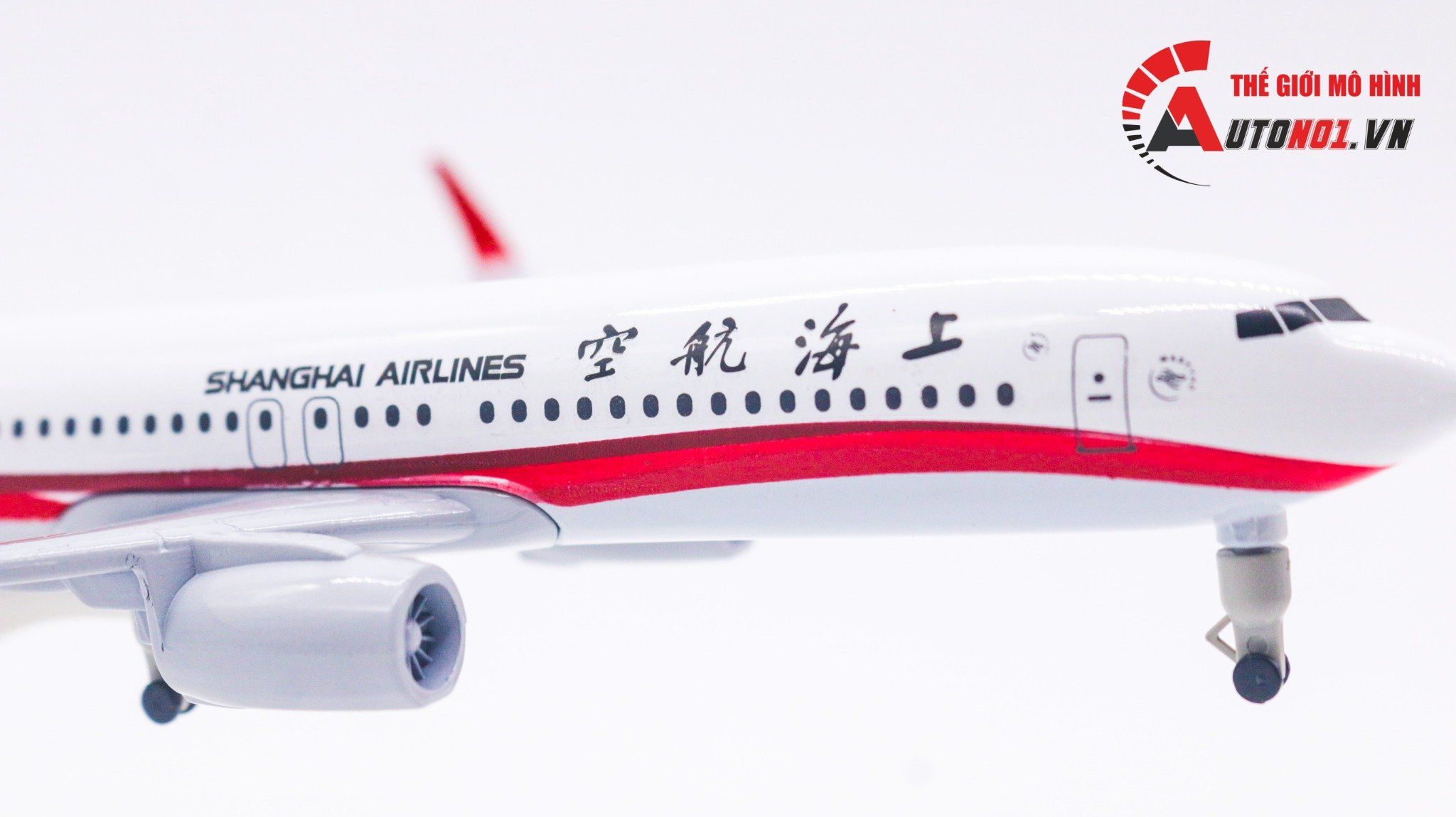  Mô hình máy bay China Shanghai Airlines Boeing B737 có bánh xe 20cm MB20038 