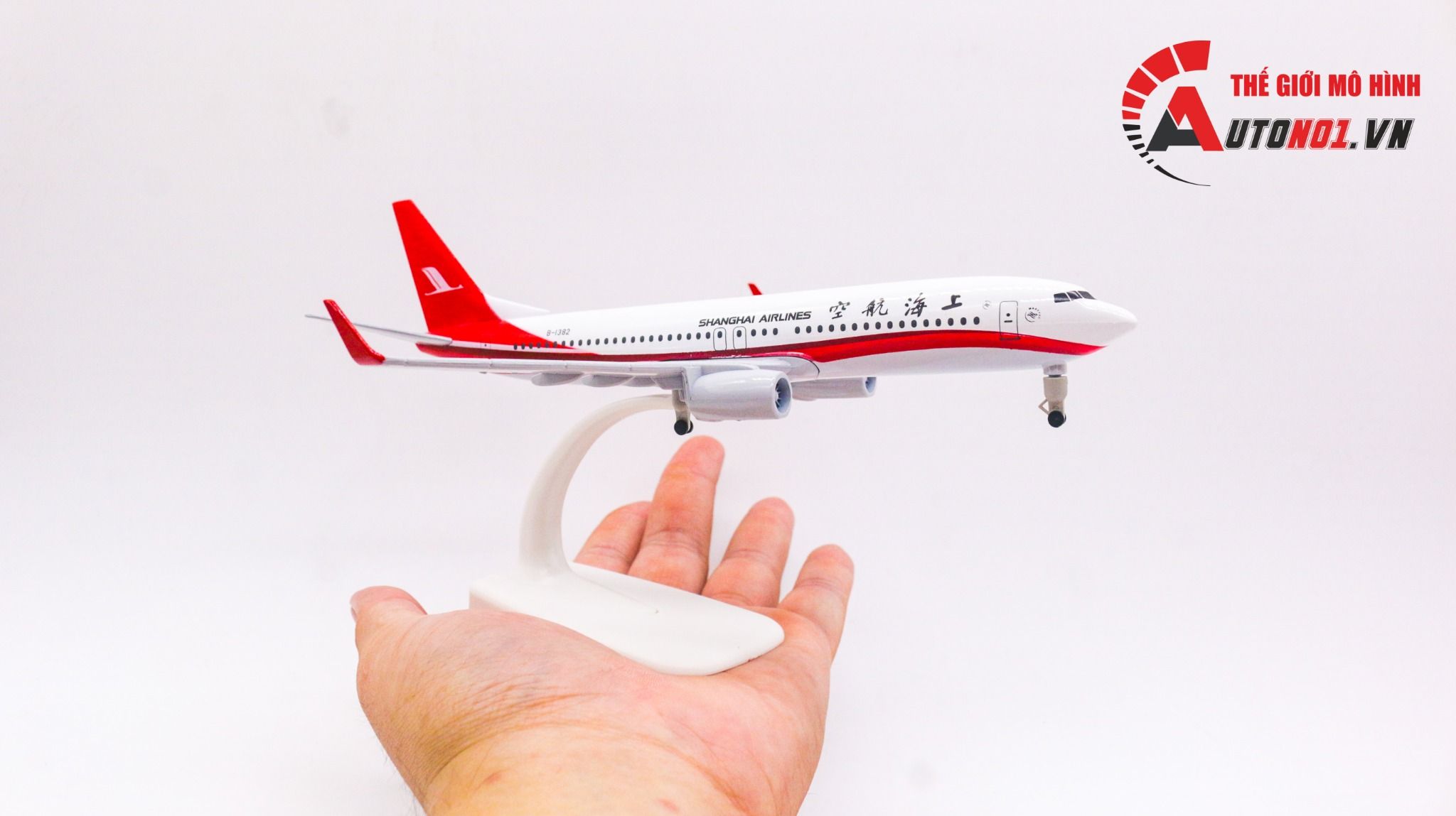  Mô hình máy bay China Shanghai Airlines Boeing B737 có bánh xe 20cm MB20038 