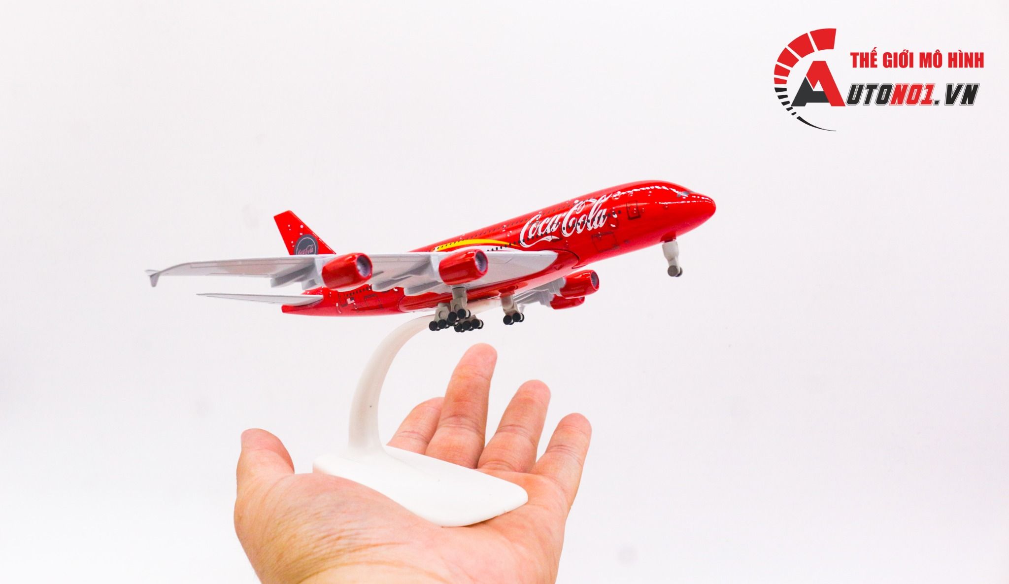  Mô hình máy bay Coca cola Airlines Airbus A380 20cm có bánh xe MB20056 