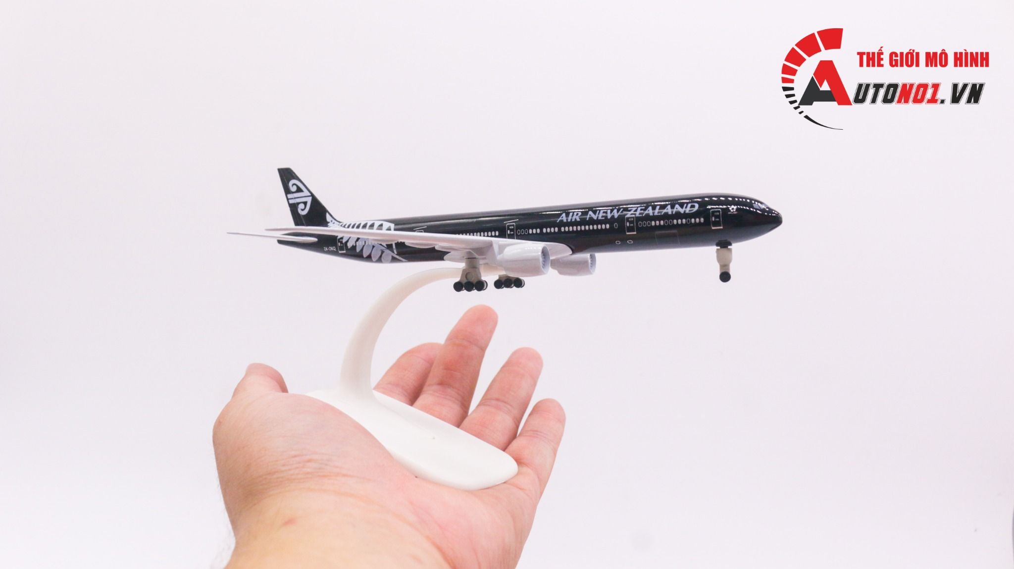  Mô hình máy bay Air New Zealand Boeing B777 có bánh xe 20cm MB20043 