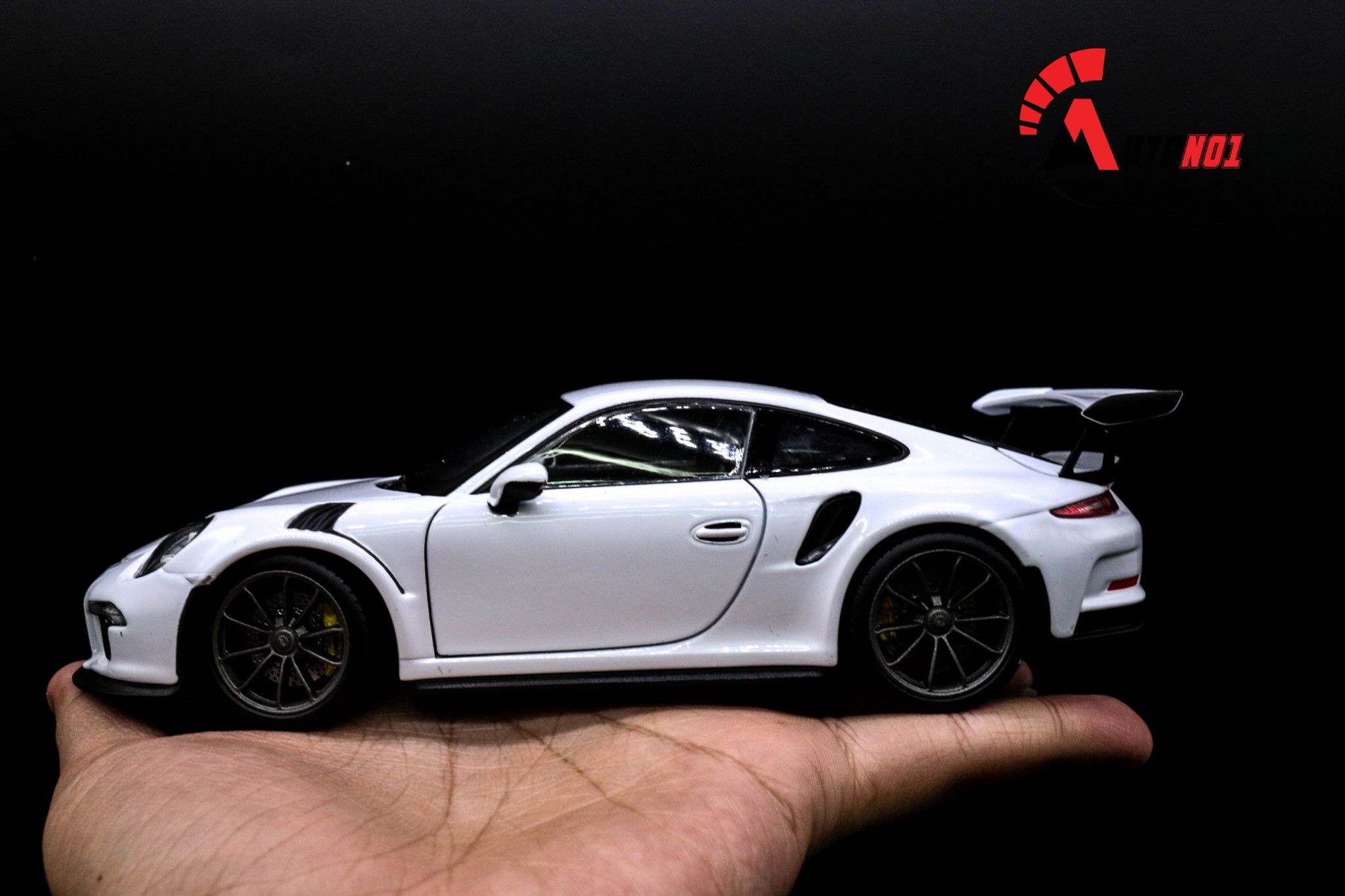  Mô hình xe Porsche 911 GT3 RS 2016 mở được hai cửa,capo trước, đánh lái được 1:24 Welly 5386 