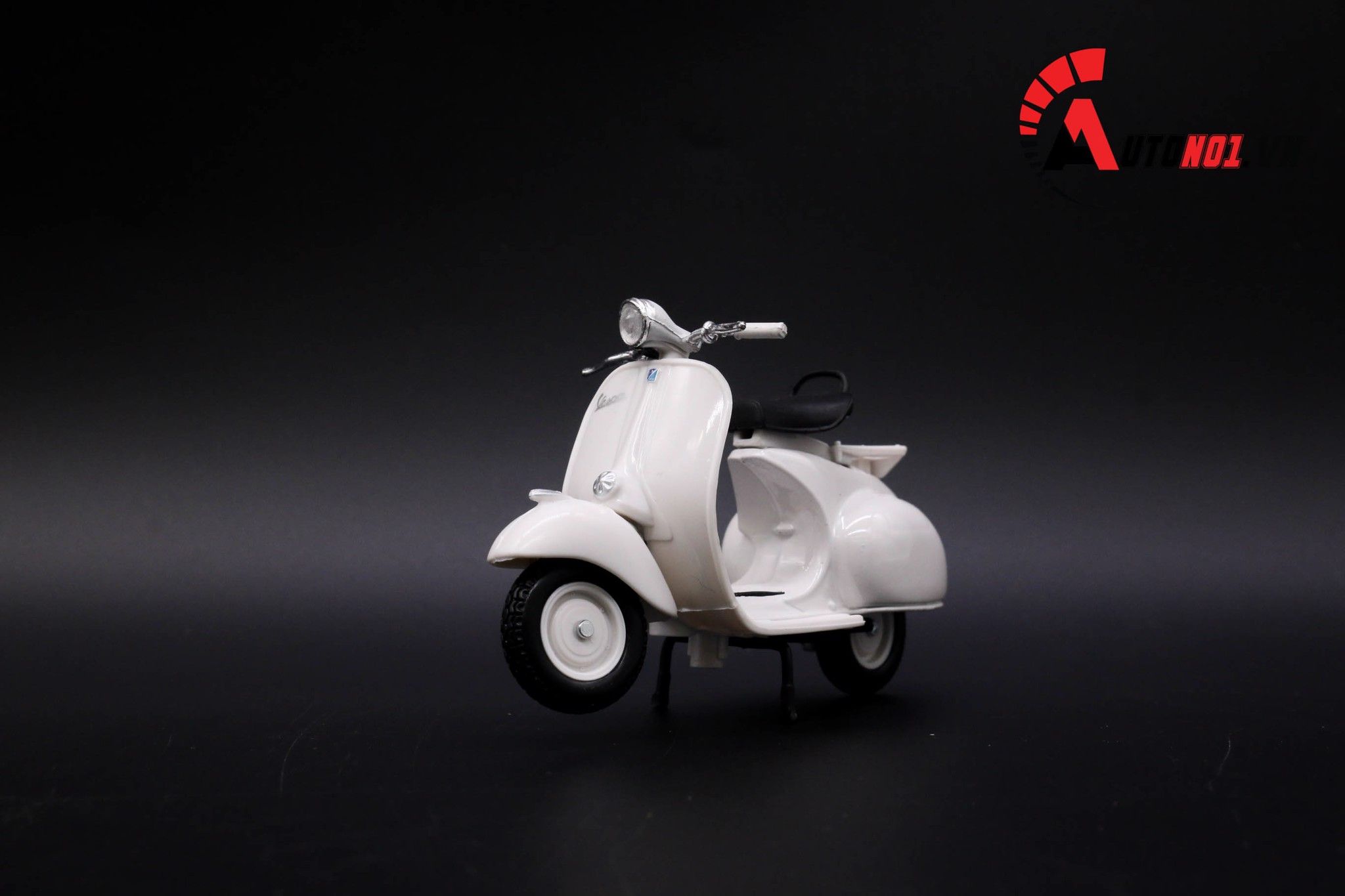  Mô hình xe Vespa 150 1956 white 1:18 Maisto 7070L 