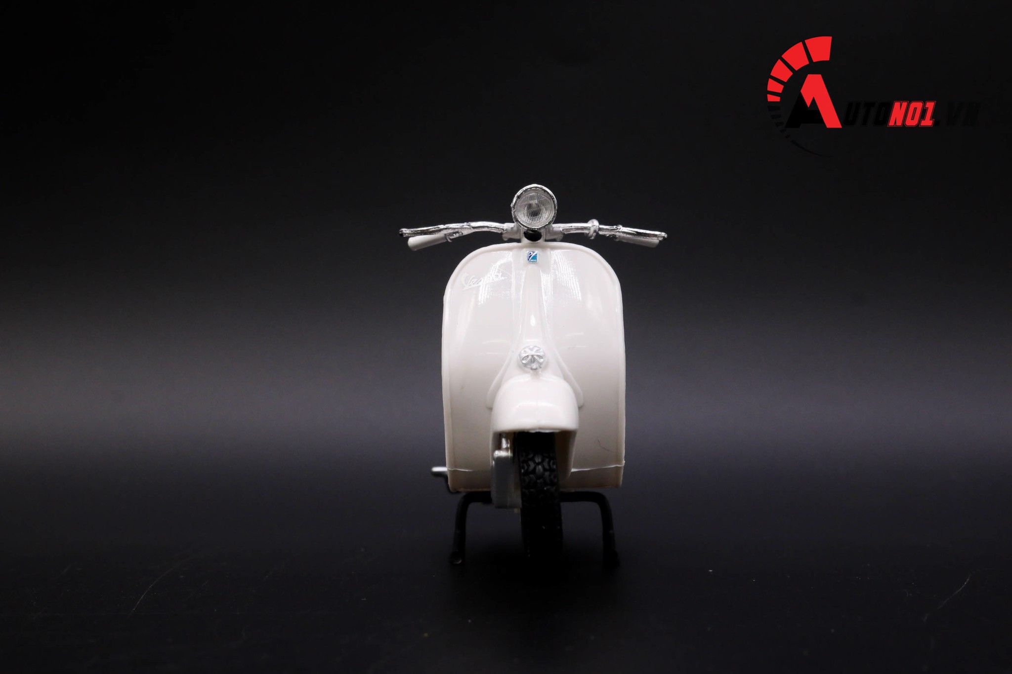  Mô hình xe Vespa 150 1956 white 1:18 Maisto 7070L 