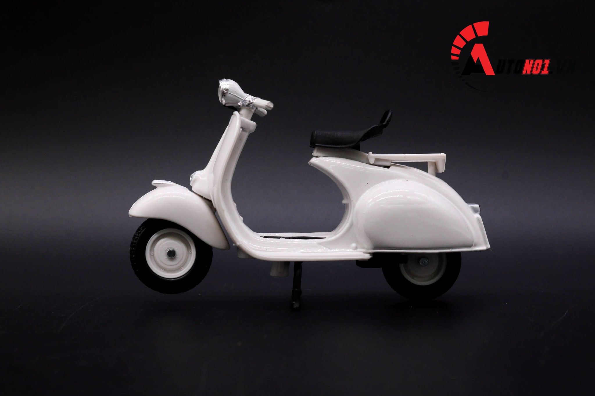  Mô hình xe Vespa 150 1956 white 1:18 Maisto 7070L 