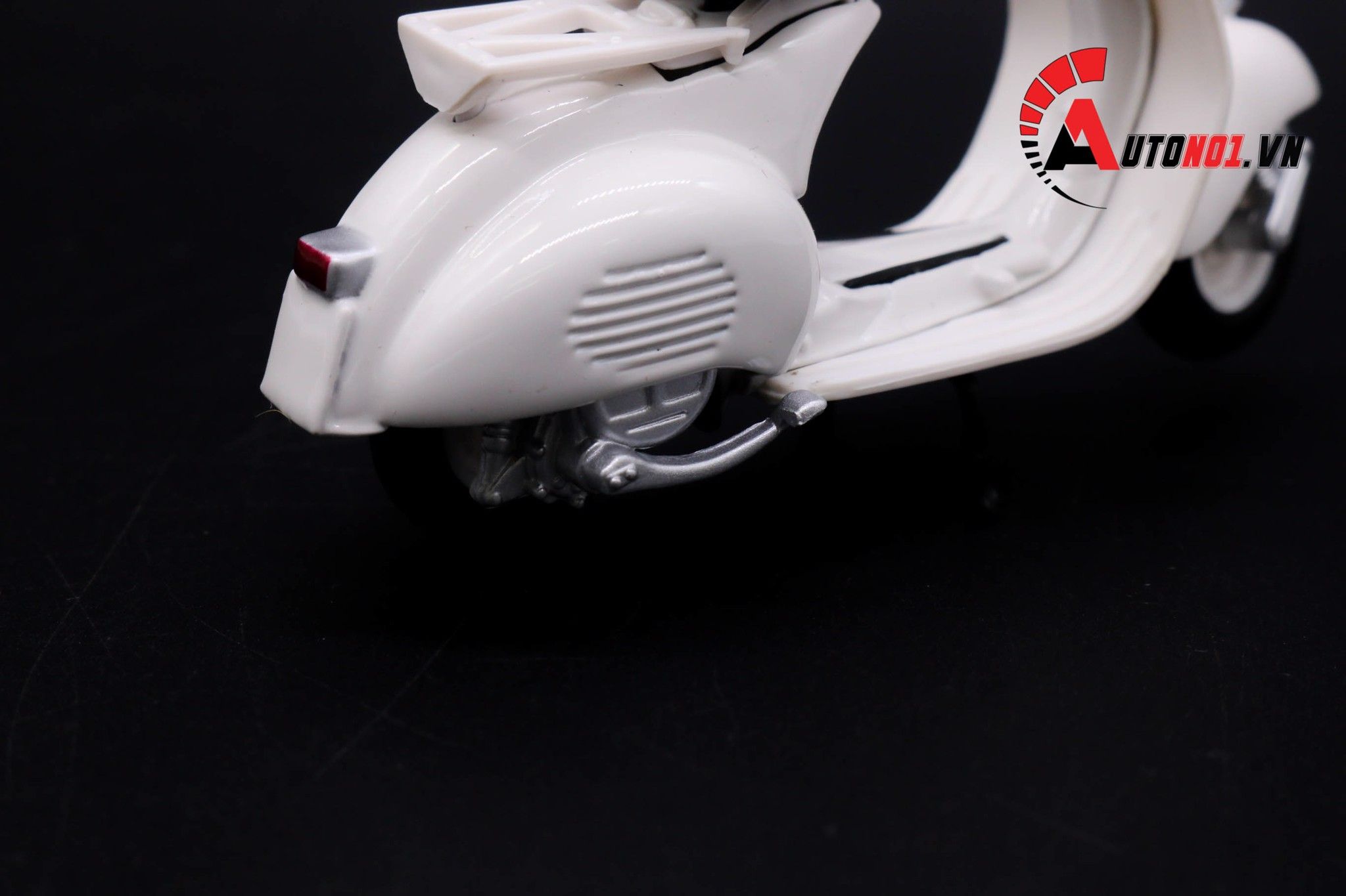  Mô hình xe Vespa 150 1956 white 1:18 Maisto 7070L 