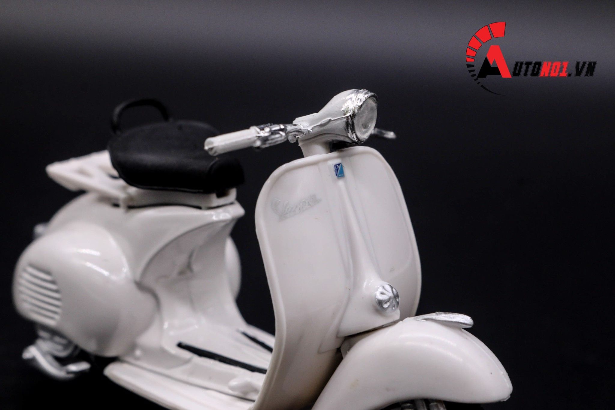  Mô hình xe Vespa 150 1956 white 1:18 Maisto 7070L 