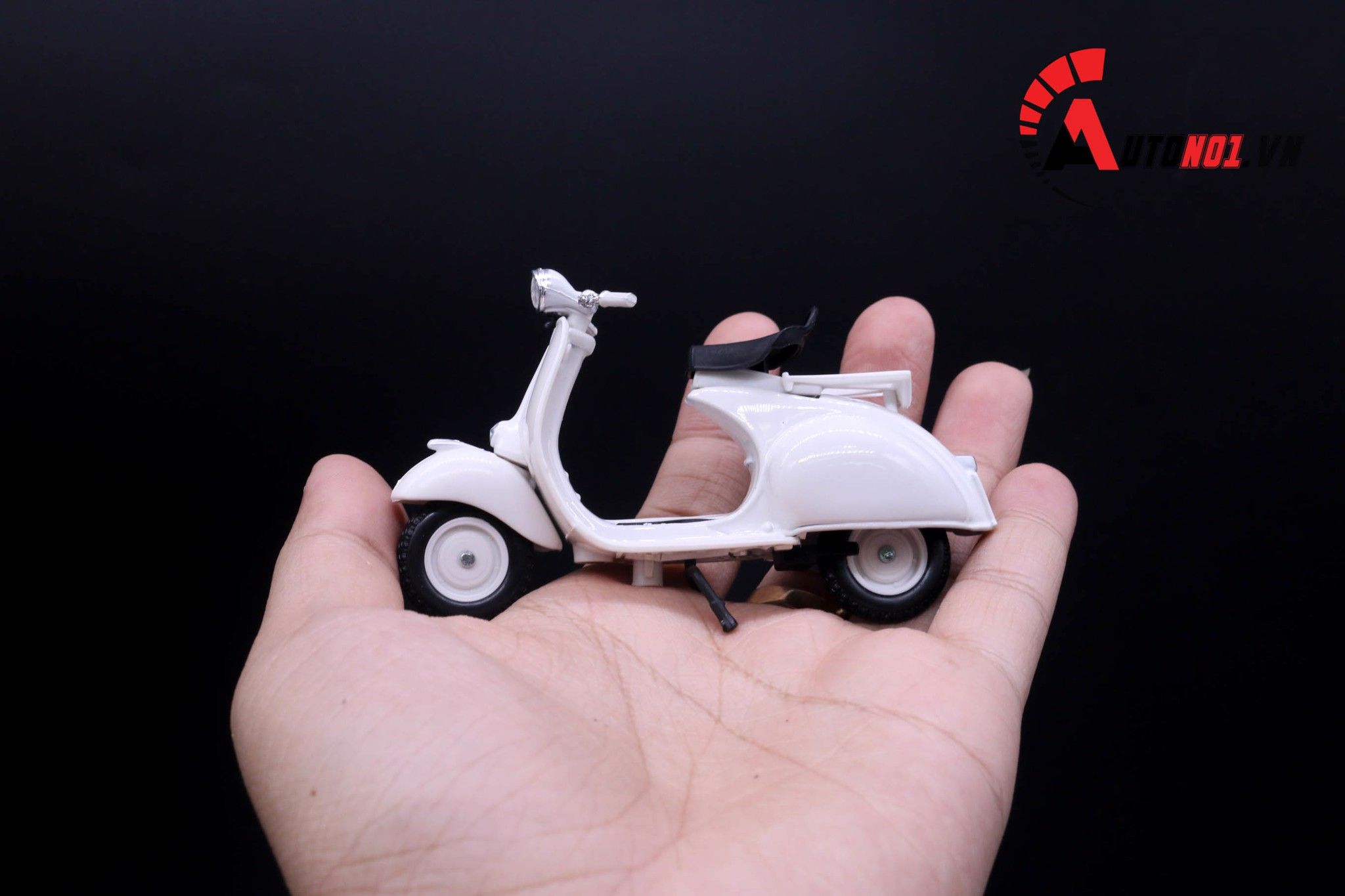  Mô hình xe Vespa 150 1956 white 1:18 Maisto 7070L 