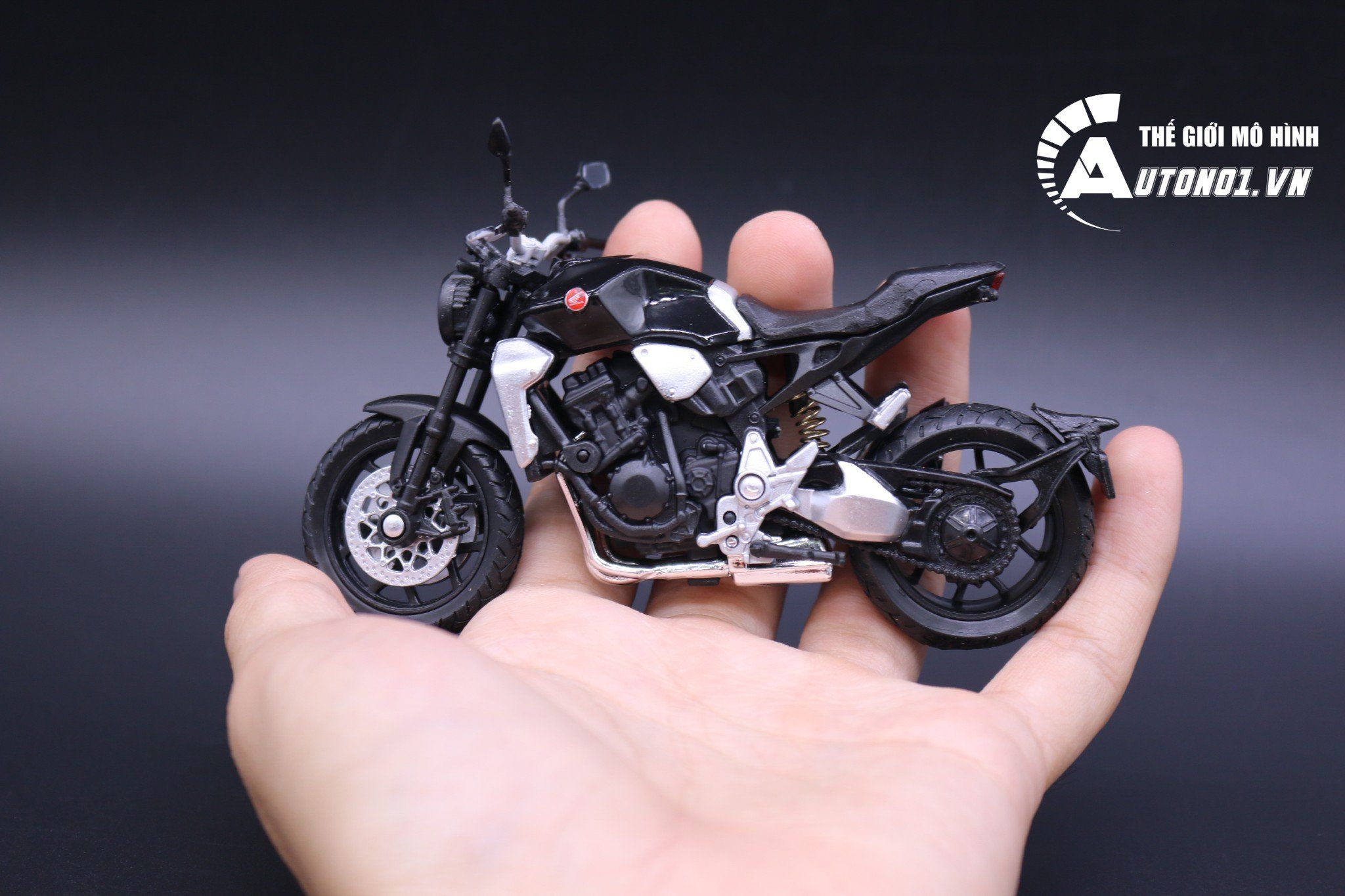  Mô hình xe Honda CB1000R 2018 black 1:18 Welly 6564 