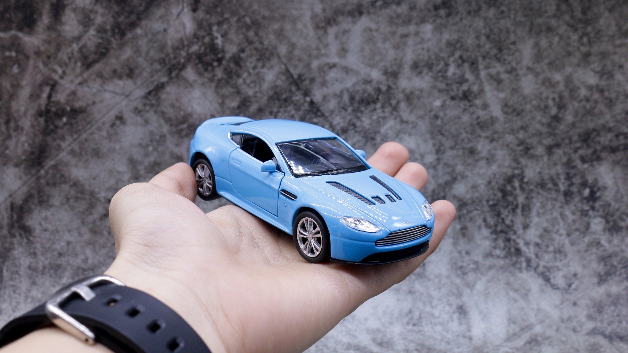 MÔ HÌNH XE ASTON MARTIN V12 VANTAGE BABY BLUE 1:36 WELLY 7510