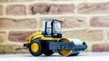  Mô hình xe lu tráng nhựa yellow 1:25 hytruck 7599 