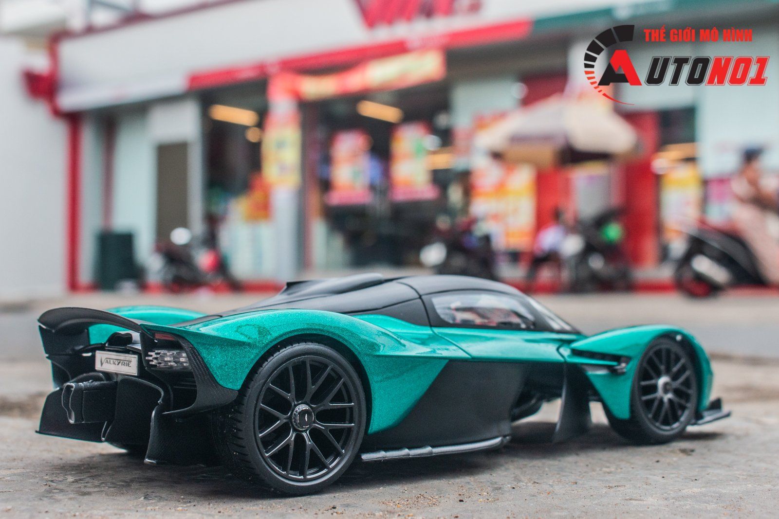  Mô hình xe Aston Martin Valkyrie 2022 Green 1:18 Maisto 31465 GN OT18021 