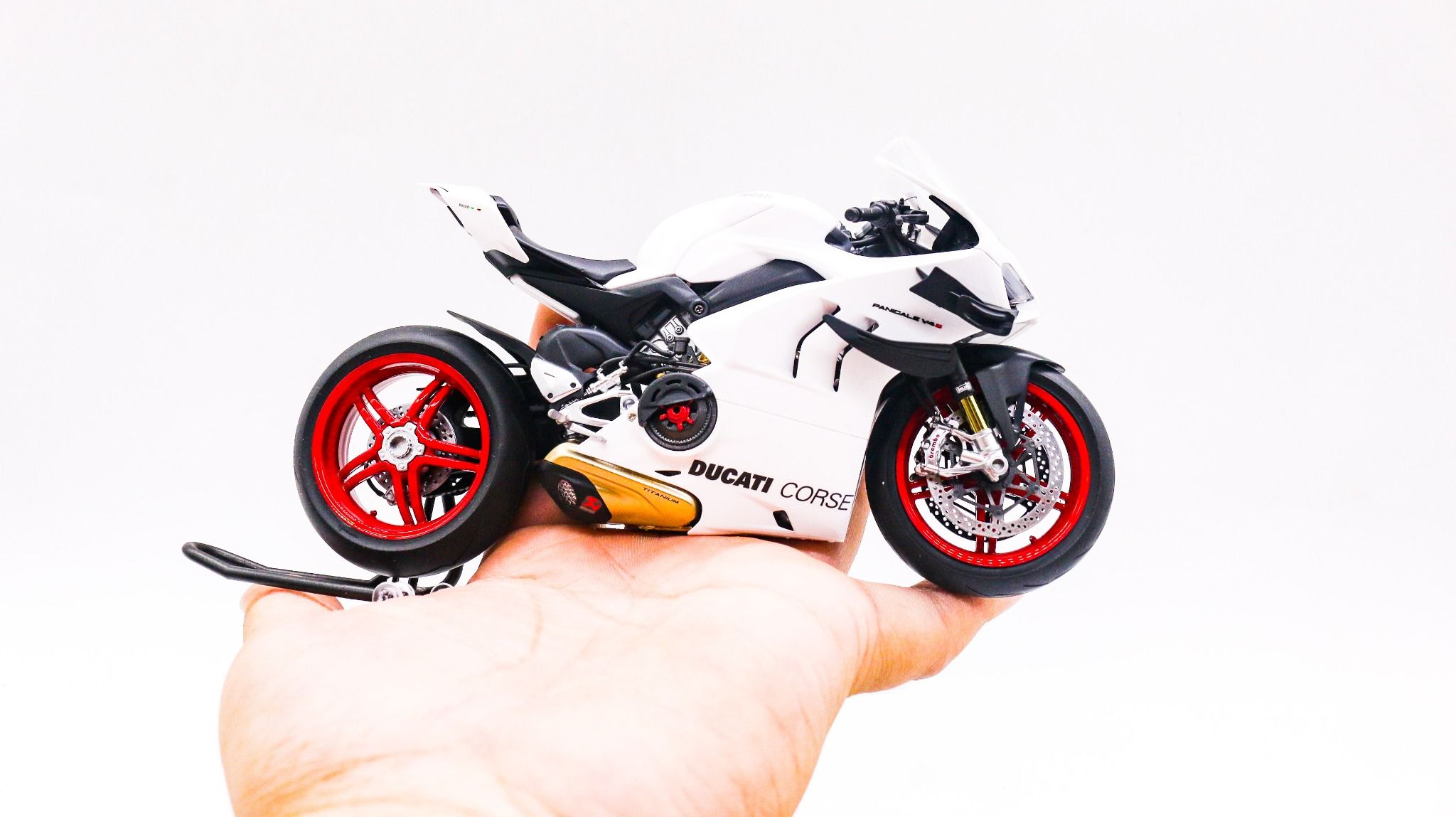  Mô hình xe cao cấp Ducati Superleggera V4 độ nồi khô white tỉ lệ 1:12 Tamiya D234D 