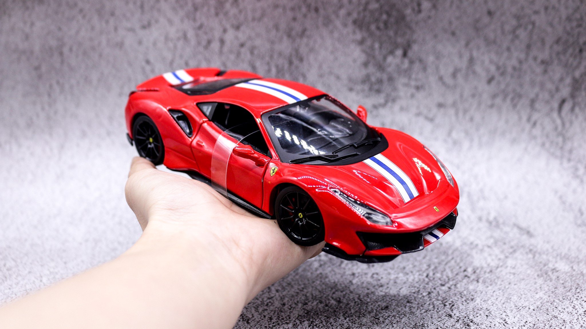  Mô hình xe Ferrari 488 Pista Red đánh lái được 1:24 Bburago 5836 