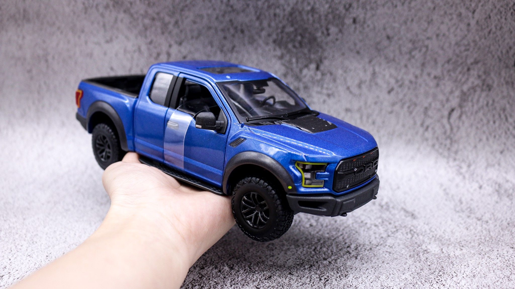  Mô hình xe Ford Raptor F150 2017 mở được 2 cửa có bản quyền chính hãng 1:24 Maisto 3296 