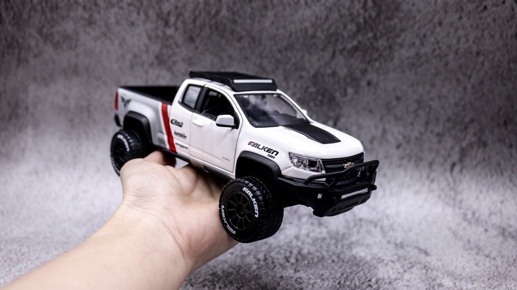 XE MÔ HÌNH CHEVROLET COLORADO ZR2 DESIGN OFF ROAD WHITE 1:27 MAISTO 5002