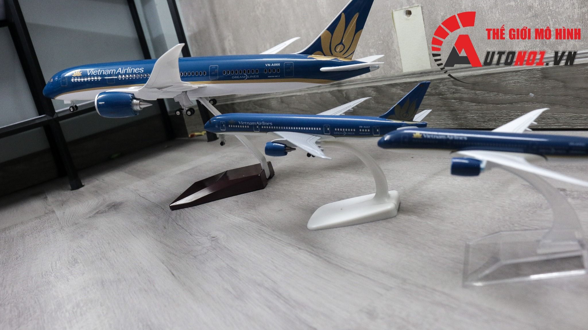  Mô hình máy bay Vietnam Airlines Dreamliner Boeing B787 47cm 1:130 có đèn led tự động theo tiếng vỗ tay hoặc chạm MB47002 