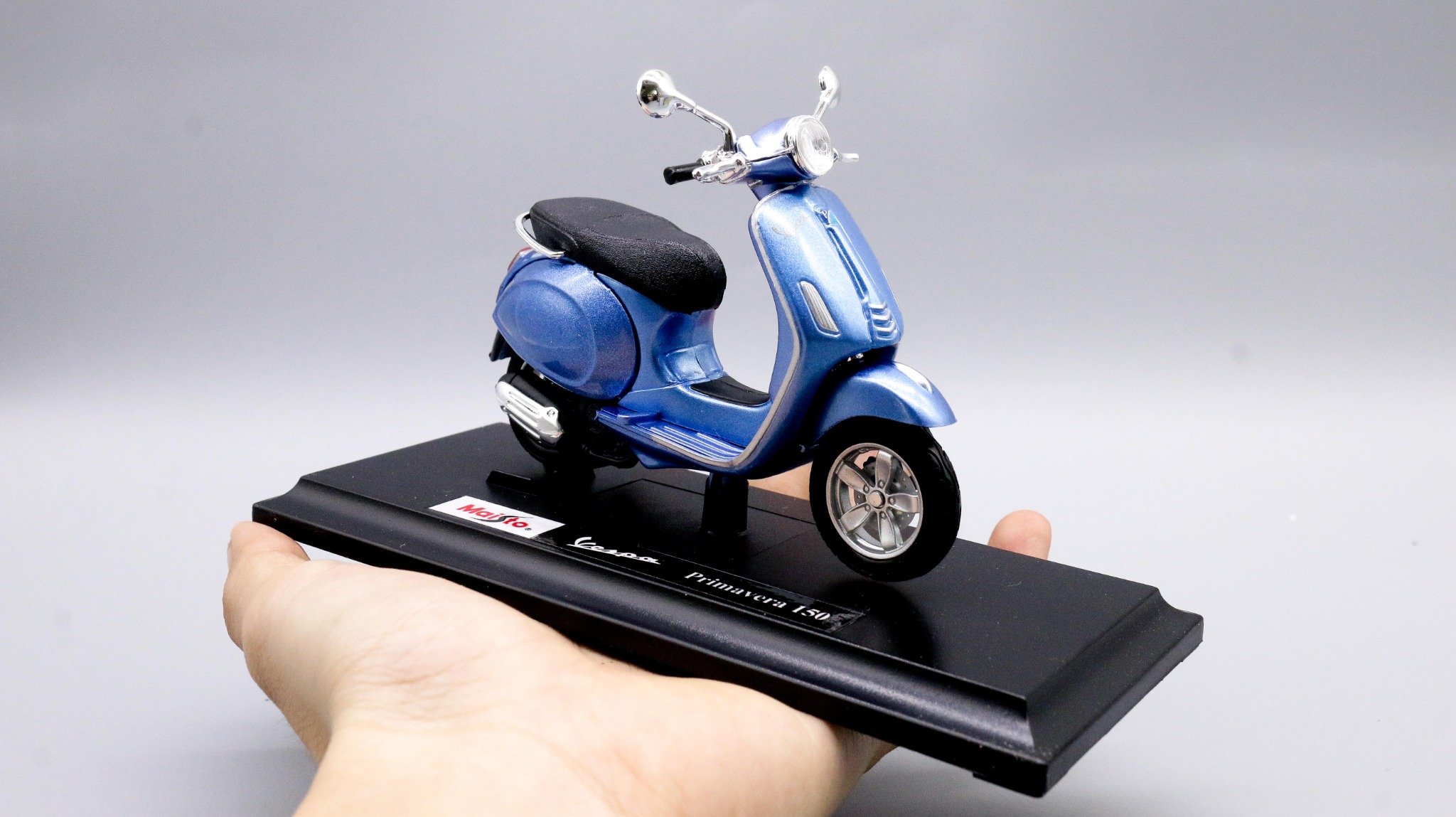  Mô hình xe Vespa primavera 150 blue 1:18 Maisto 7070D 