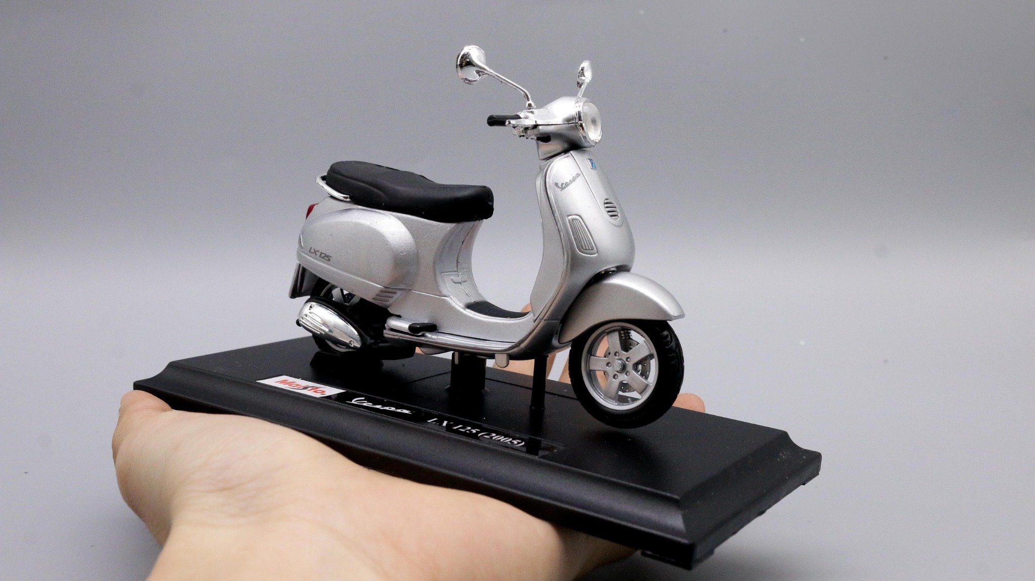  Mô hình xe Vespa lx 125 2005 1:18 Maisto 7070F 