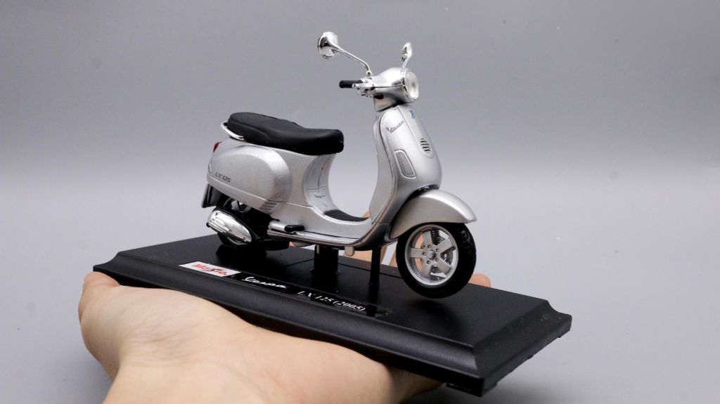 MÔ HÌNH XE VESPA LX 125 2005 1:18 MAISTO 4782