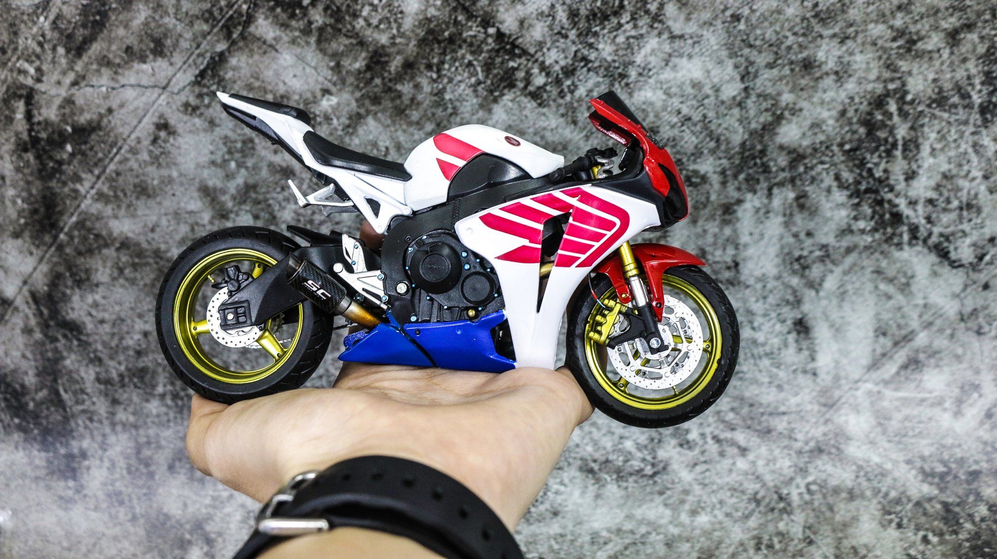  Mô hình xe độ Honda Cbr 1000rr White Red Pô - Mâm 1:12 Autono1 Joycity D172A 