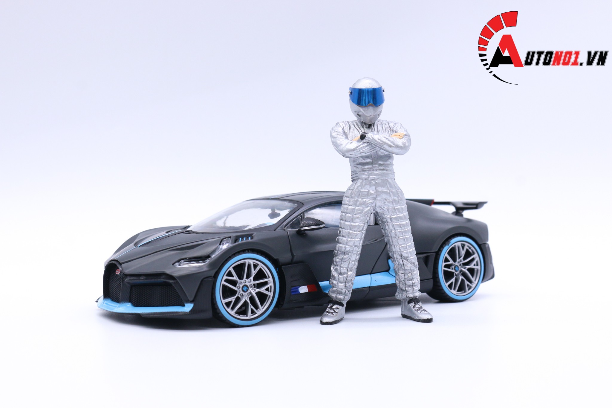 AUTONO1 STIG FIGURE SILVER 1:18 1132