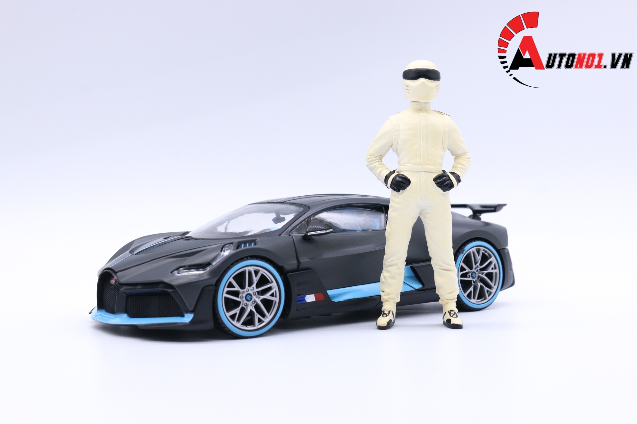 STIG TRƯNG BÀY VỚI XE 1:18 AUTONO1 1602